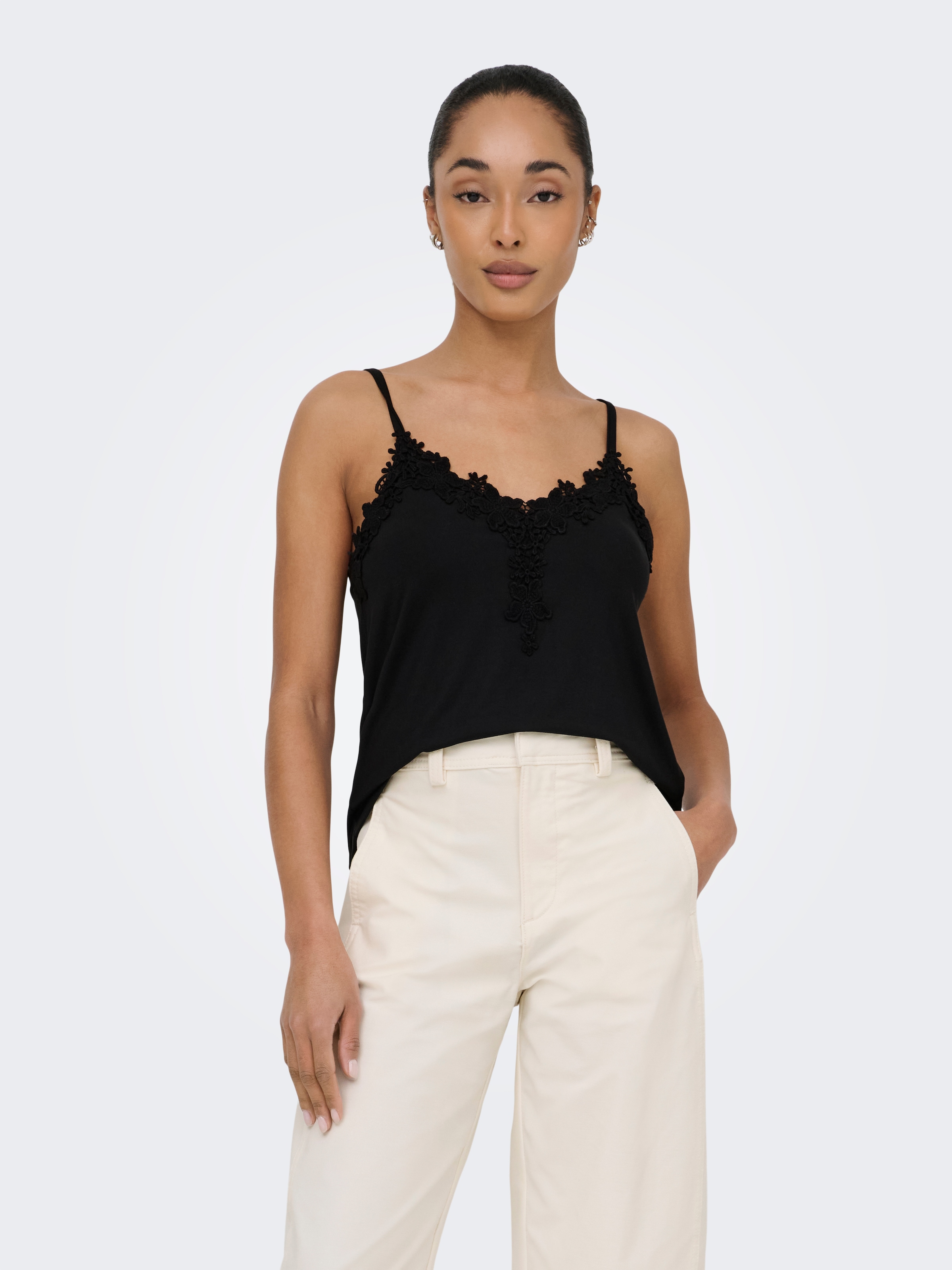 ONLY Spitzentop "ONLBETINA S/L V-NECK LACE TOP CS JRS" Kunstfaser, regular fit