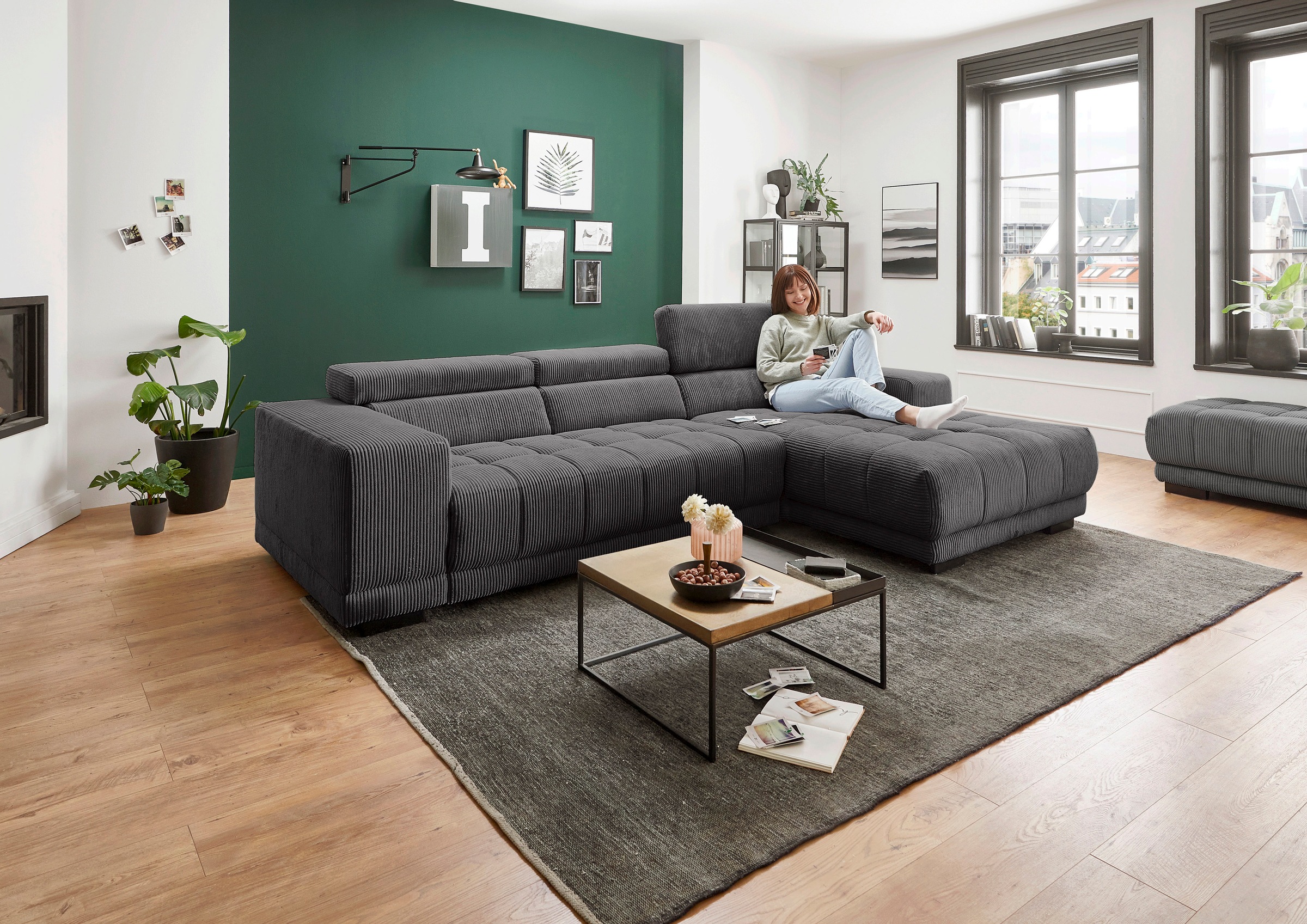 Die PlanBar Ecksofa "MP-IN15053 L-Form schmaler Schenkel" wahlweise mit Kopfteilverstellung und manueller Vorziehbank
