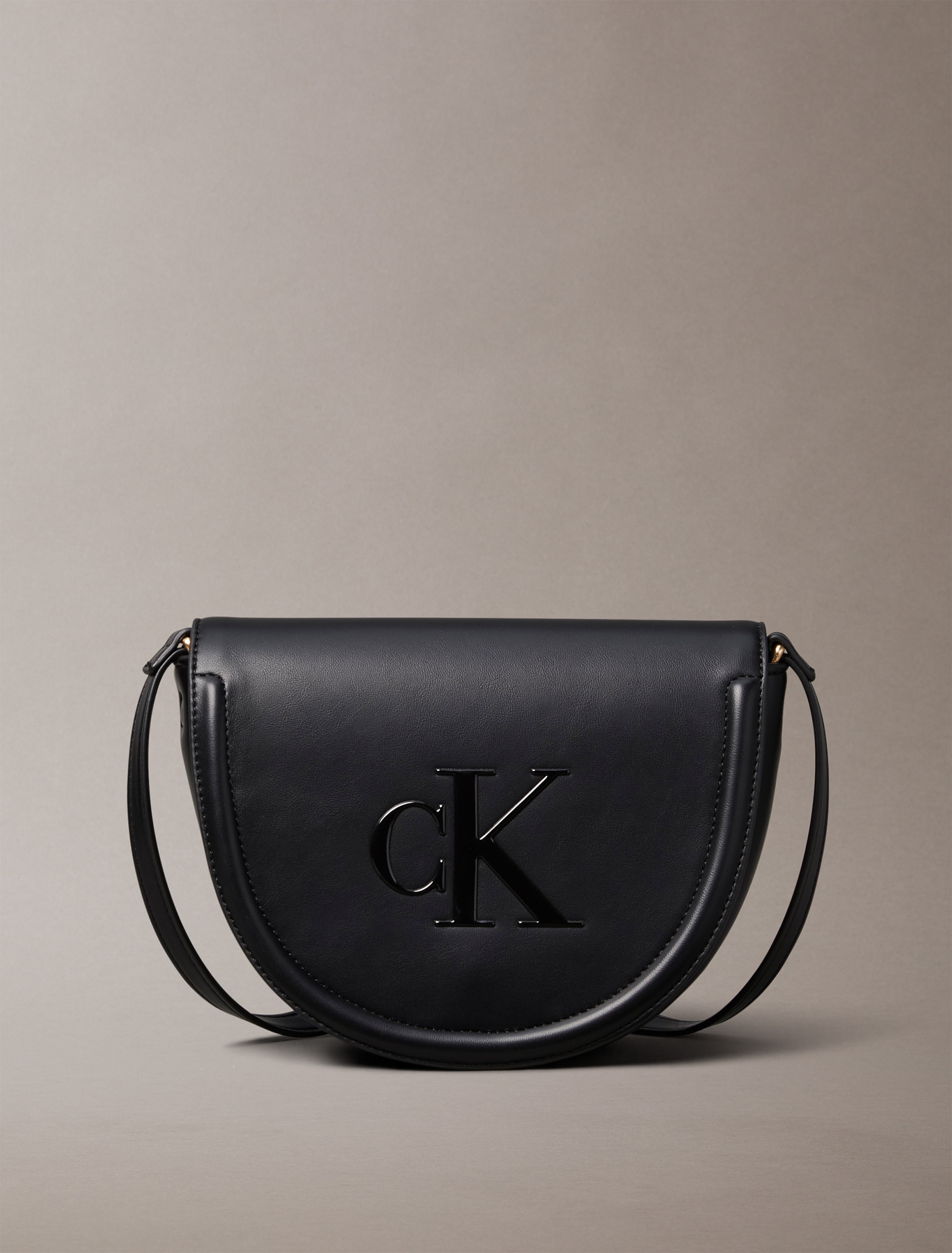 Calvin Klein Umhängetasche »RAISED CK SADDLE CROSSBODY«, Damen Schultertasche, Handtasche, Abendtasche mit CK-Logo