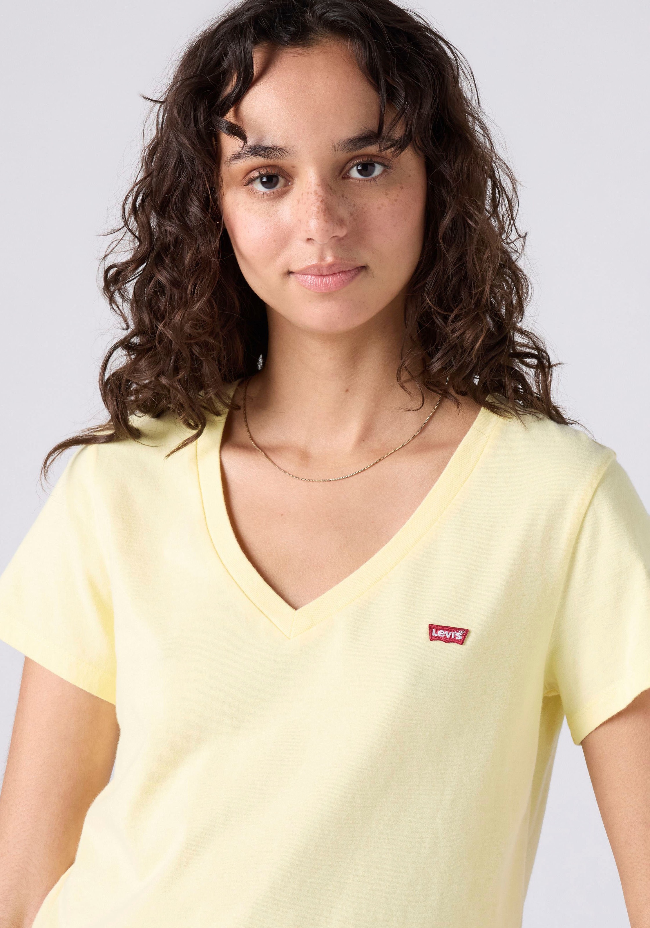 V-Shirt LEVI'S "Perfect Tee", Damen, Gr. XS (34), french vanilla, Jersey, Obermaterial: 100% Baumwolle, Basic, figurbetont hüftlang, V-Ausschnitt, abgesteppte Kante, Shirts, mit kleinem Batwing- Logo 3