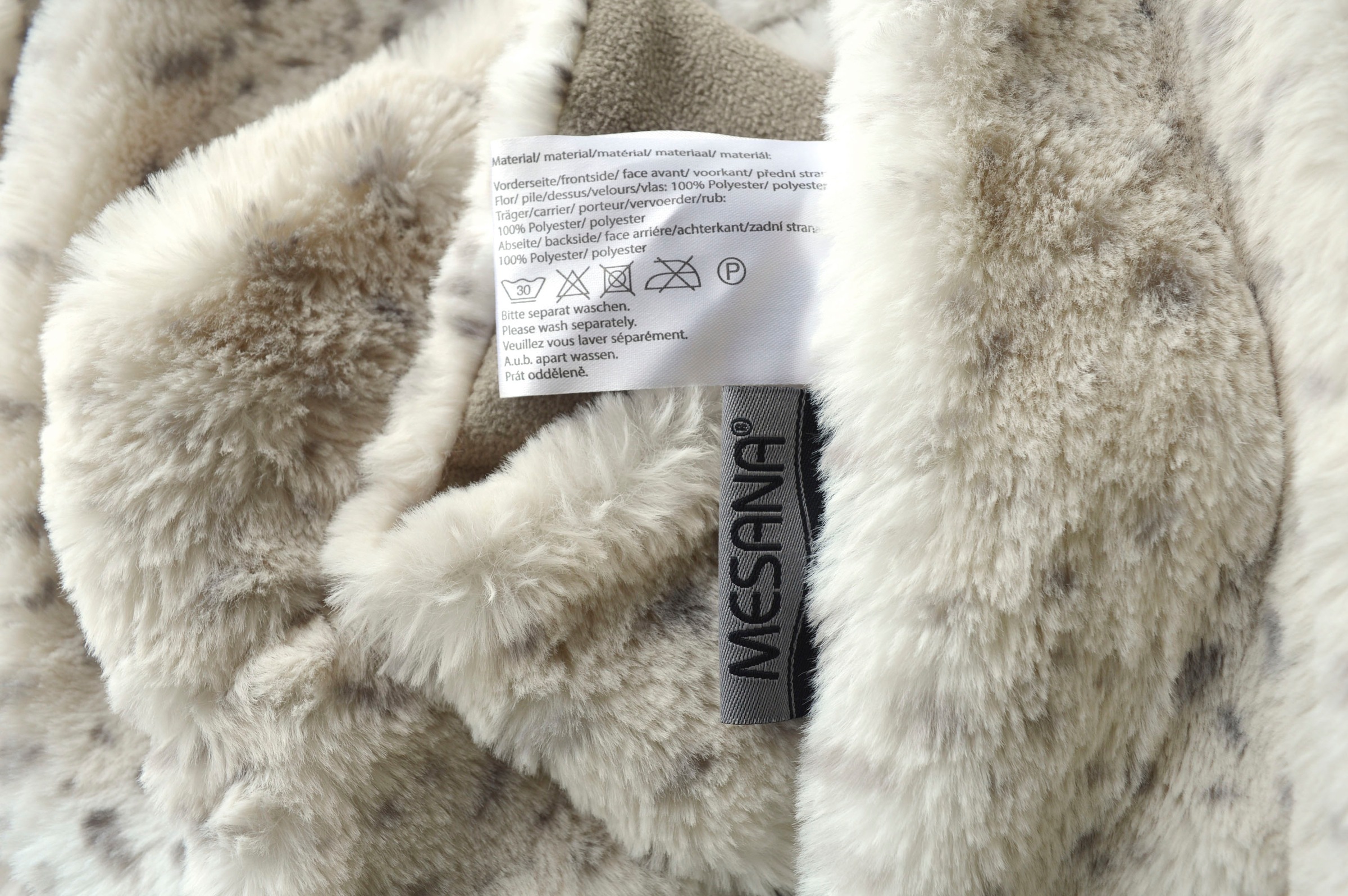 Thumbnail - MESANA Wohndecke "Schneeleopard" aus hochwertigem Fellimitat, Kuscheldecke, 150x200 cm