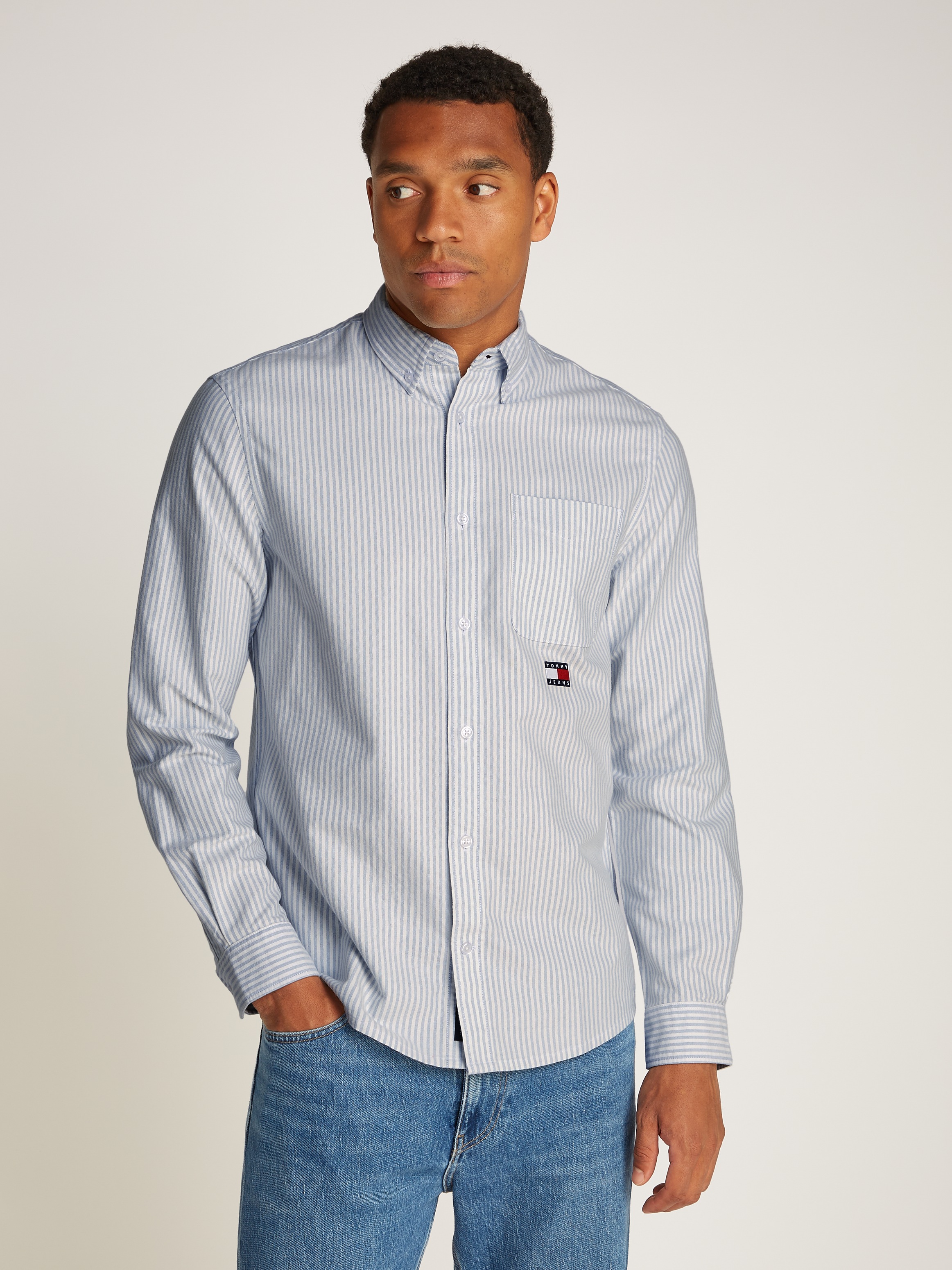 TOMMY JEANS Langarmhemd »TJM STRIPE OXFORD SHIRT EXT«, mit Logostickerei