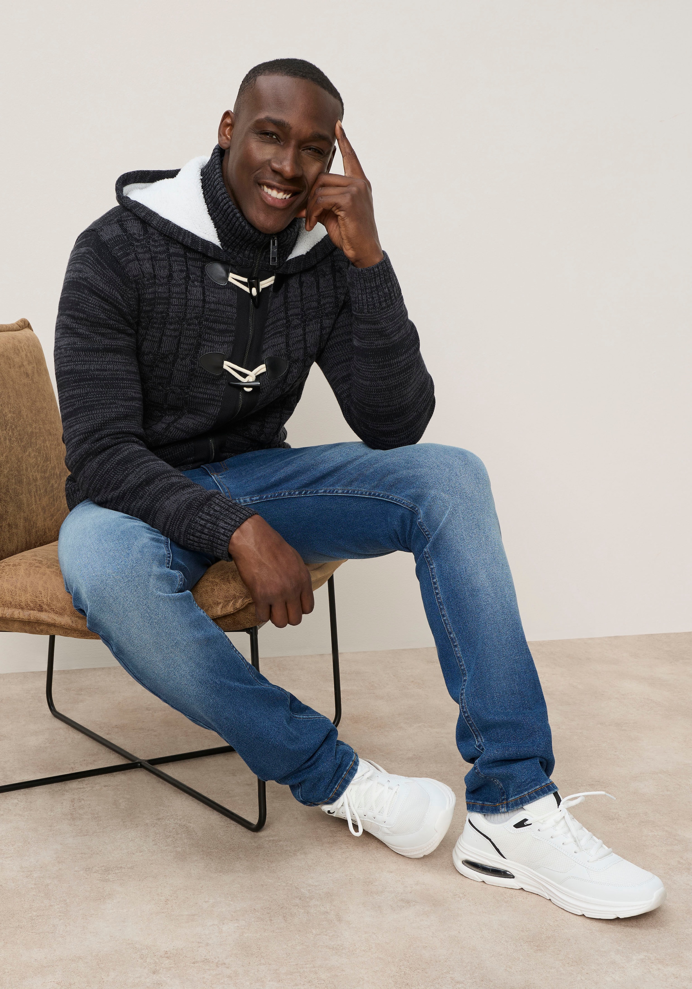 KangaROOS Kapuzenstrickjacke mit Reißverschluss und Knebelknopfverschluss, Regular Fit, Langarm