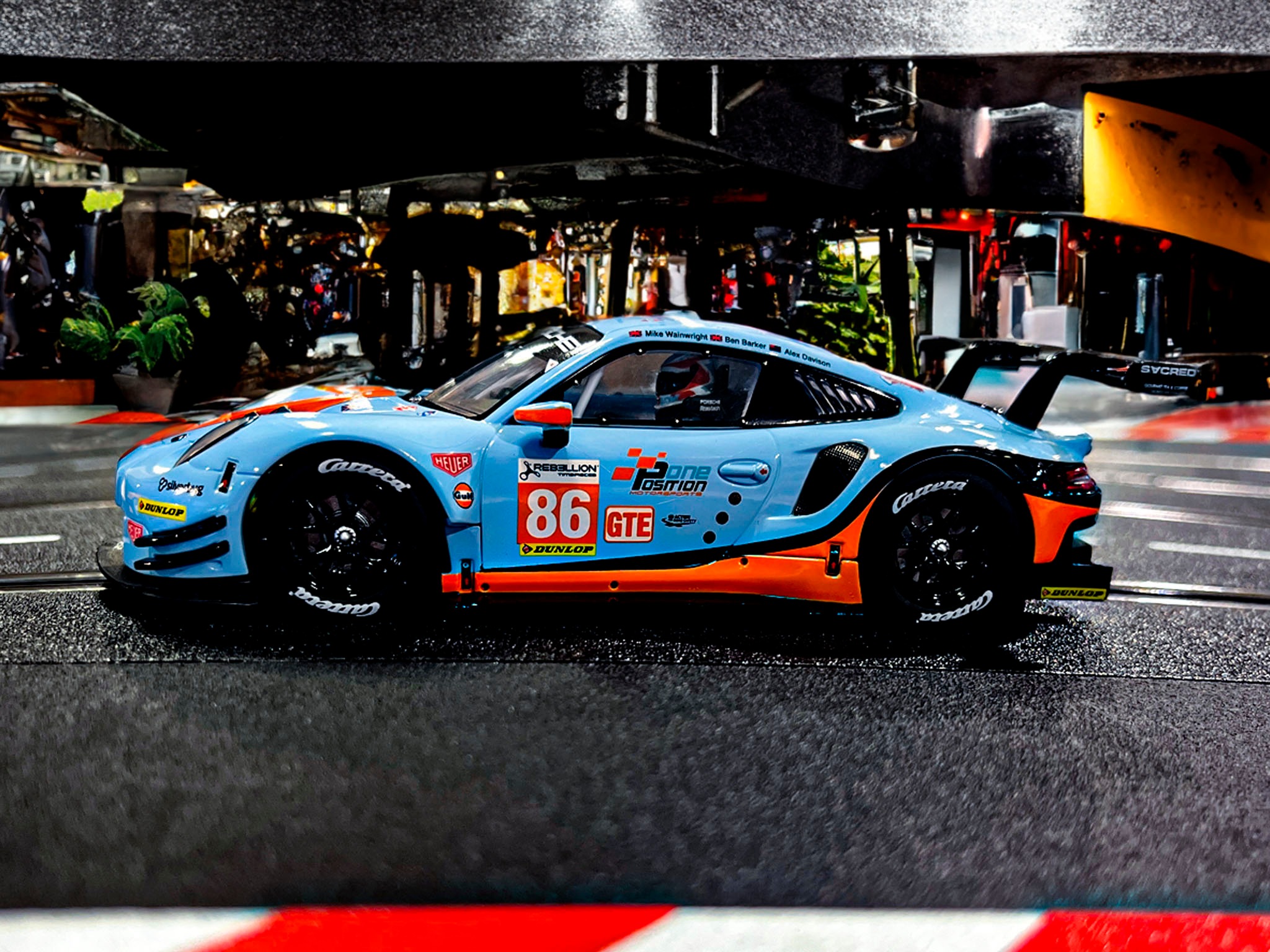 Carrera® Rennbahn-Auto »Porsche 911 RSR "Gulf Racing, Mike Wainwright, No.86"«, Silverstone 2018; mit Lichteffekt