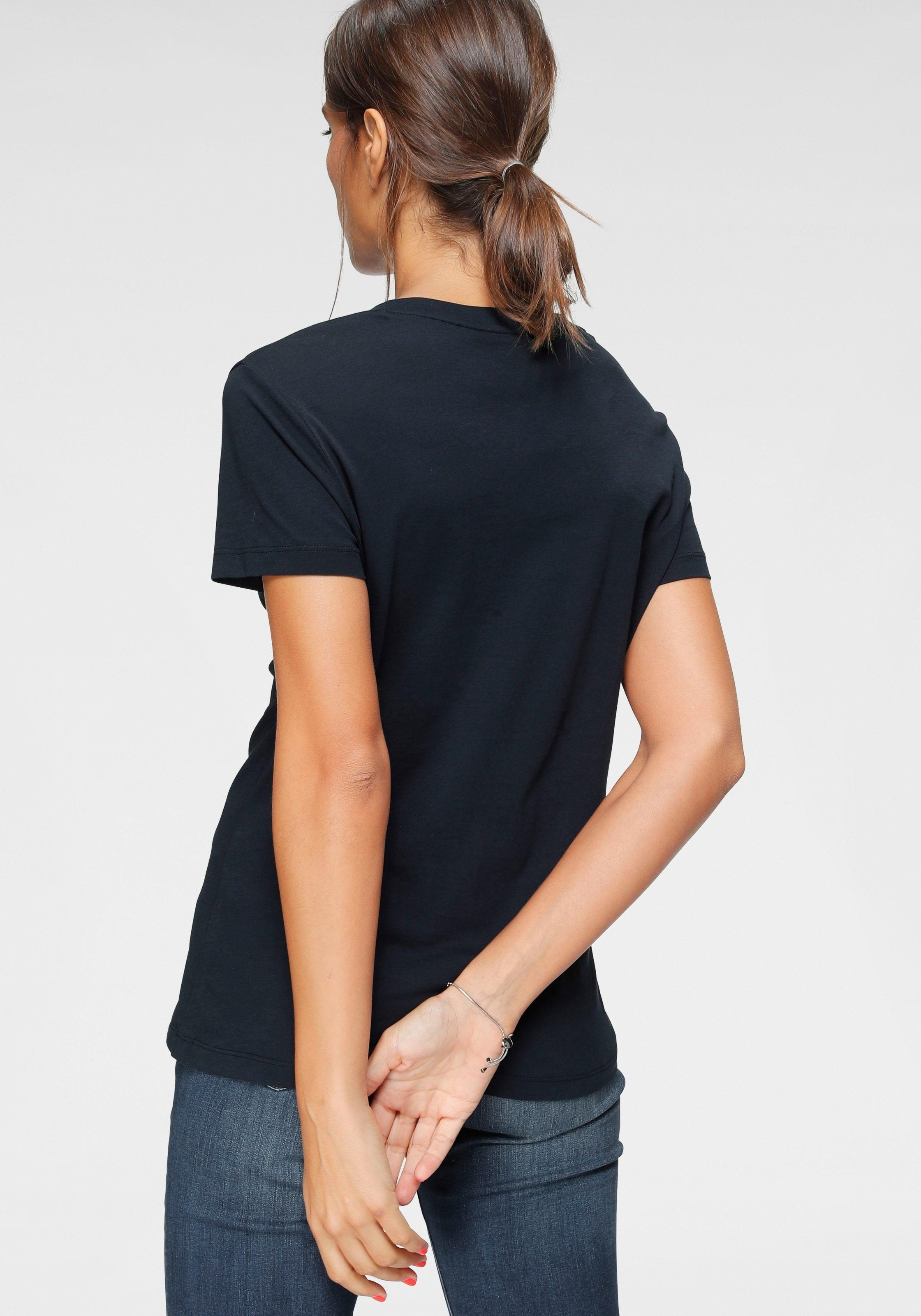 Tommy Hilfiger T-Shirt »HERITAGE V-NK TEE«, mit Tommy Hilfiger Logo-Flag auf der Brust