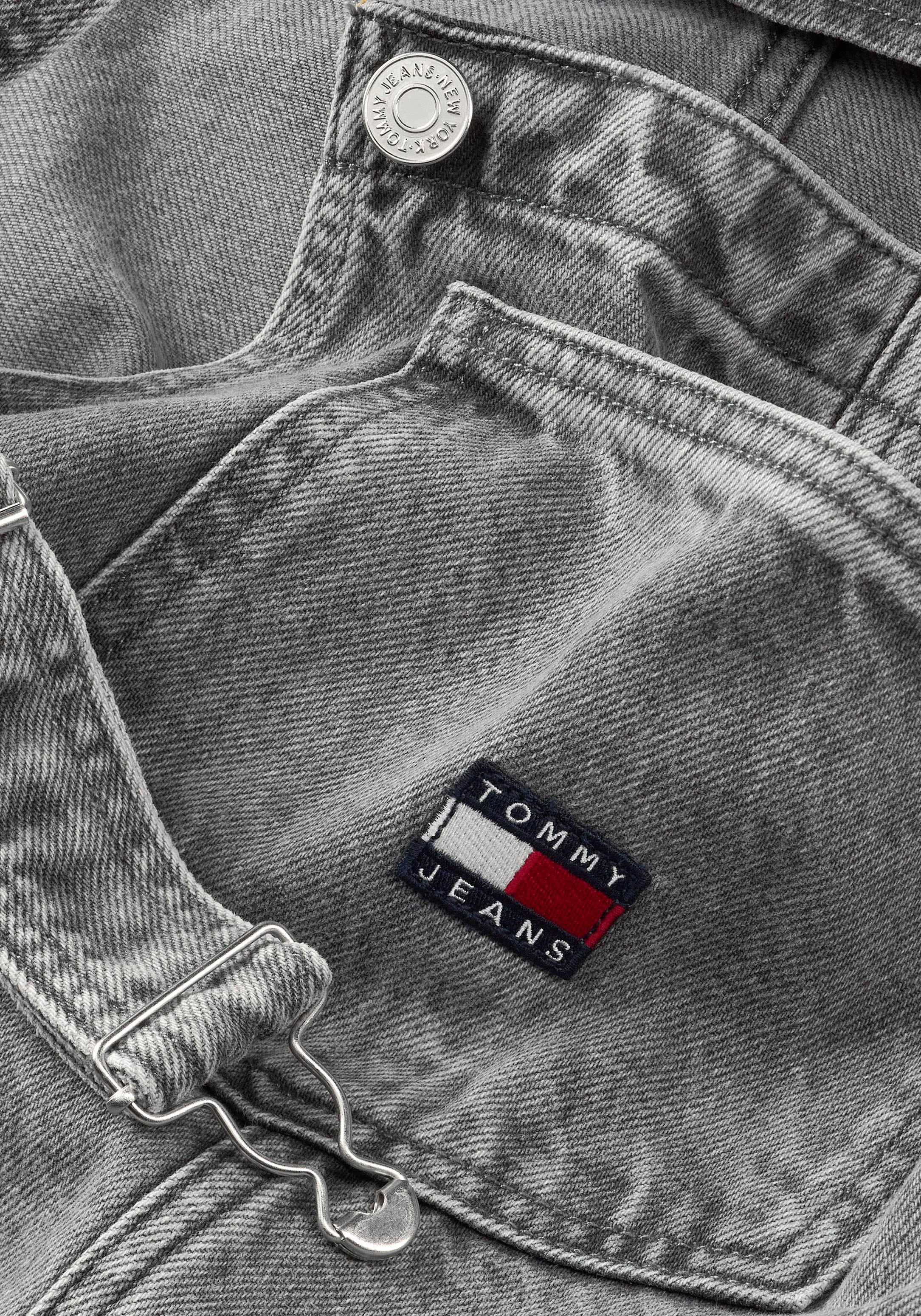 Tommy Jeans Jeanskleid Tommy »PINAFORE für mit DRESS BAUR DG4072«, Markenlabel | kaufen Jeans