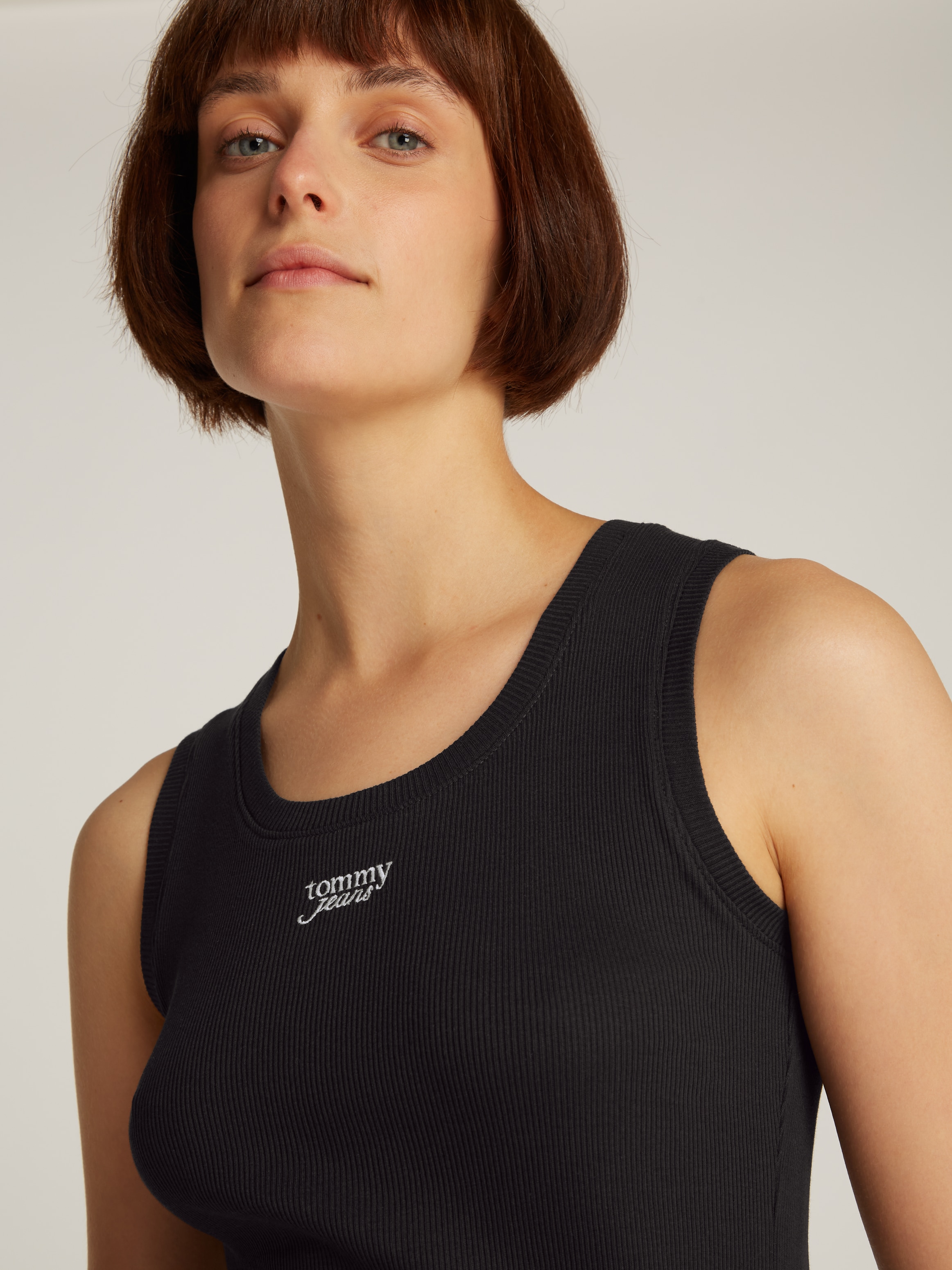 Tommy Jeans Tanktop »TJW SLIM SCRIPT RIB TANK TOP« mit Logostickerei