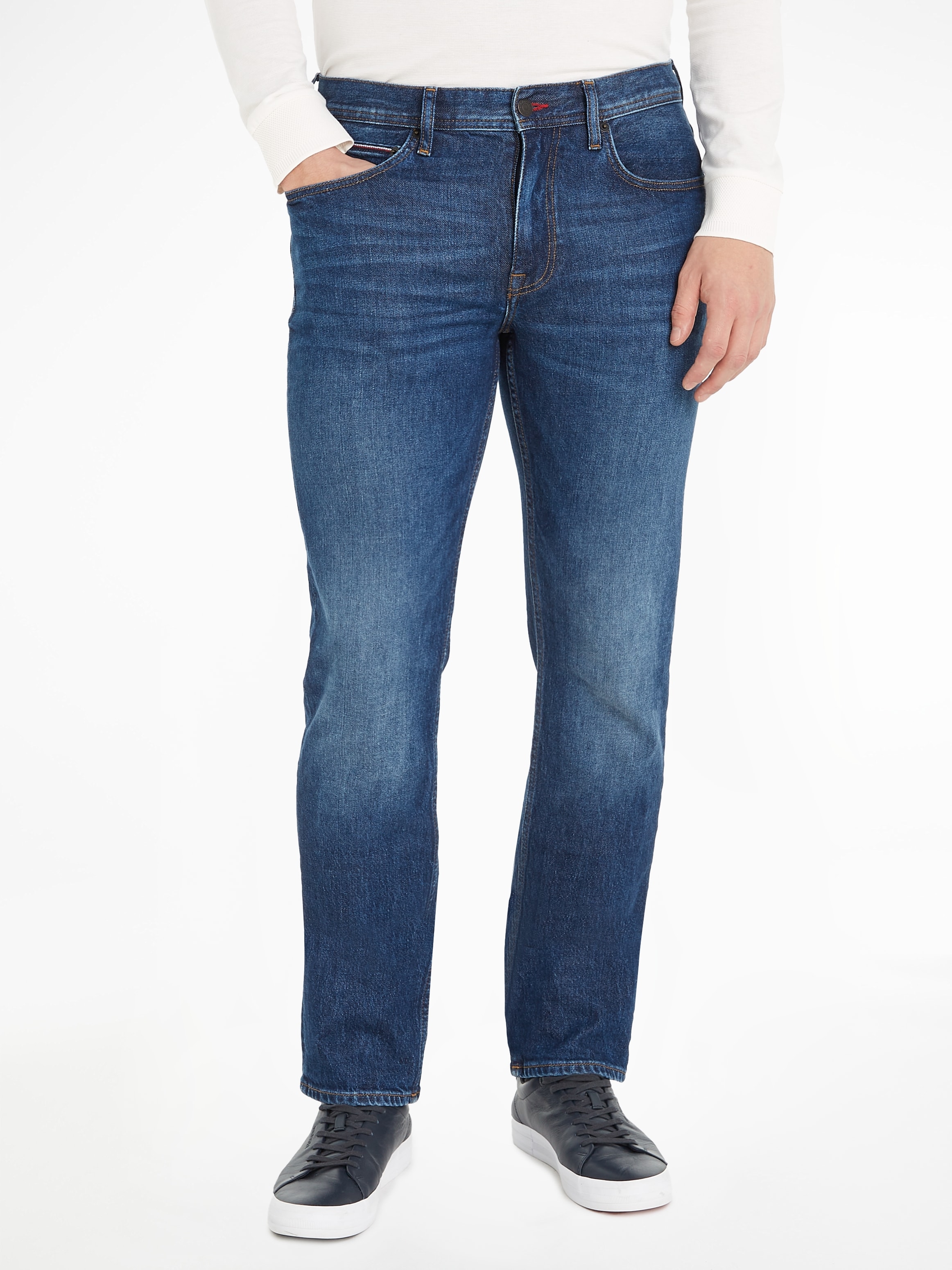 Straight-Jeans »STRAIGHT DENTON STR CHARLES BLUE«, mit Tommy Hilfiger Leder-Batch am...