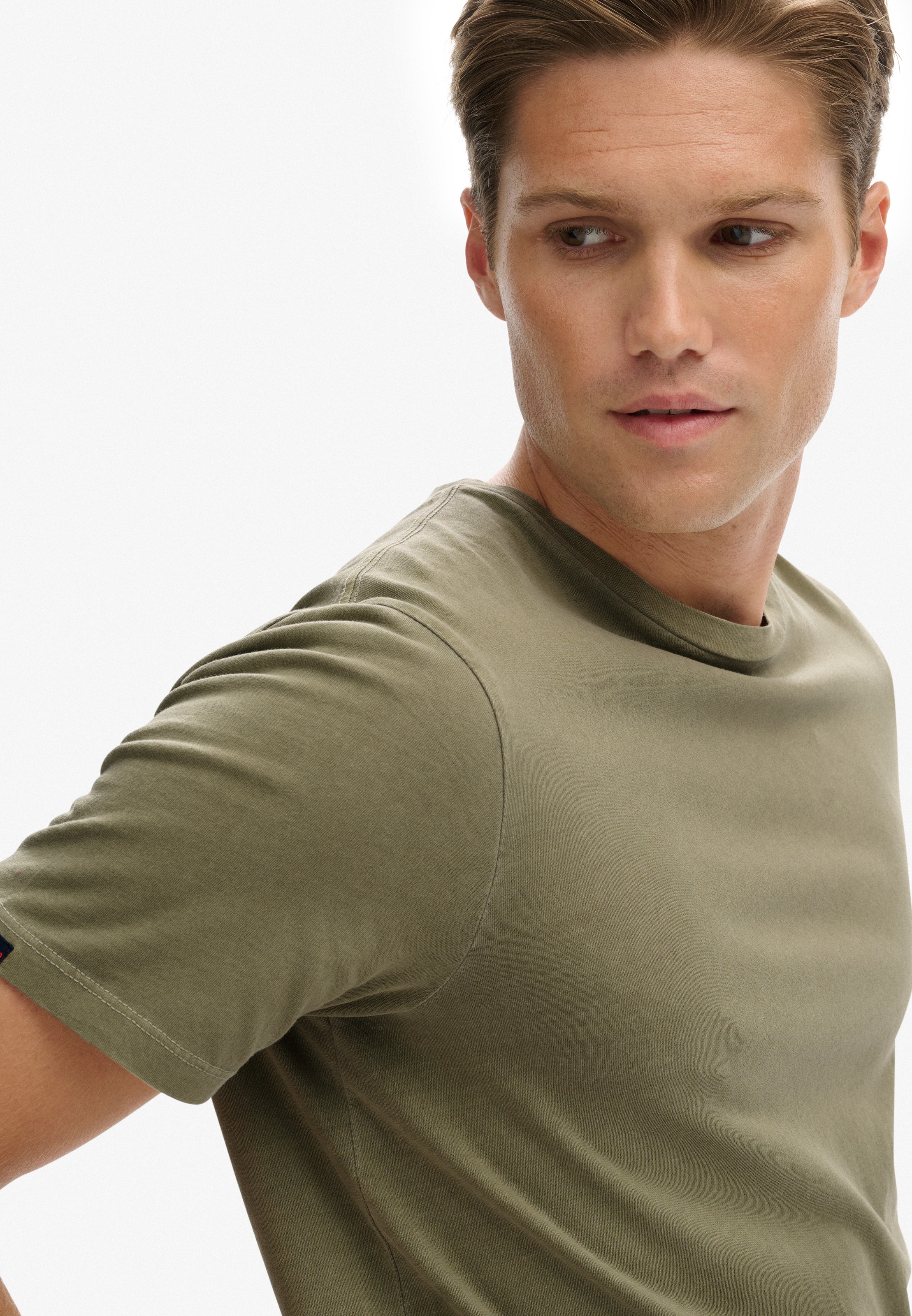 Rundhalsshirt SUPERDRY "CLASSIC ESSENTIAL TEE", Herren, Gr. S, grün (light khaki grün), Single Jersey, Obermaterial: 100% Baumwolle, unifarben, relaxed fit normal, Rundhals, Shirts Rundhalsshirt 3