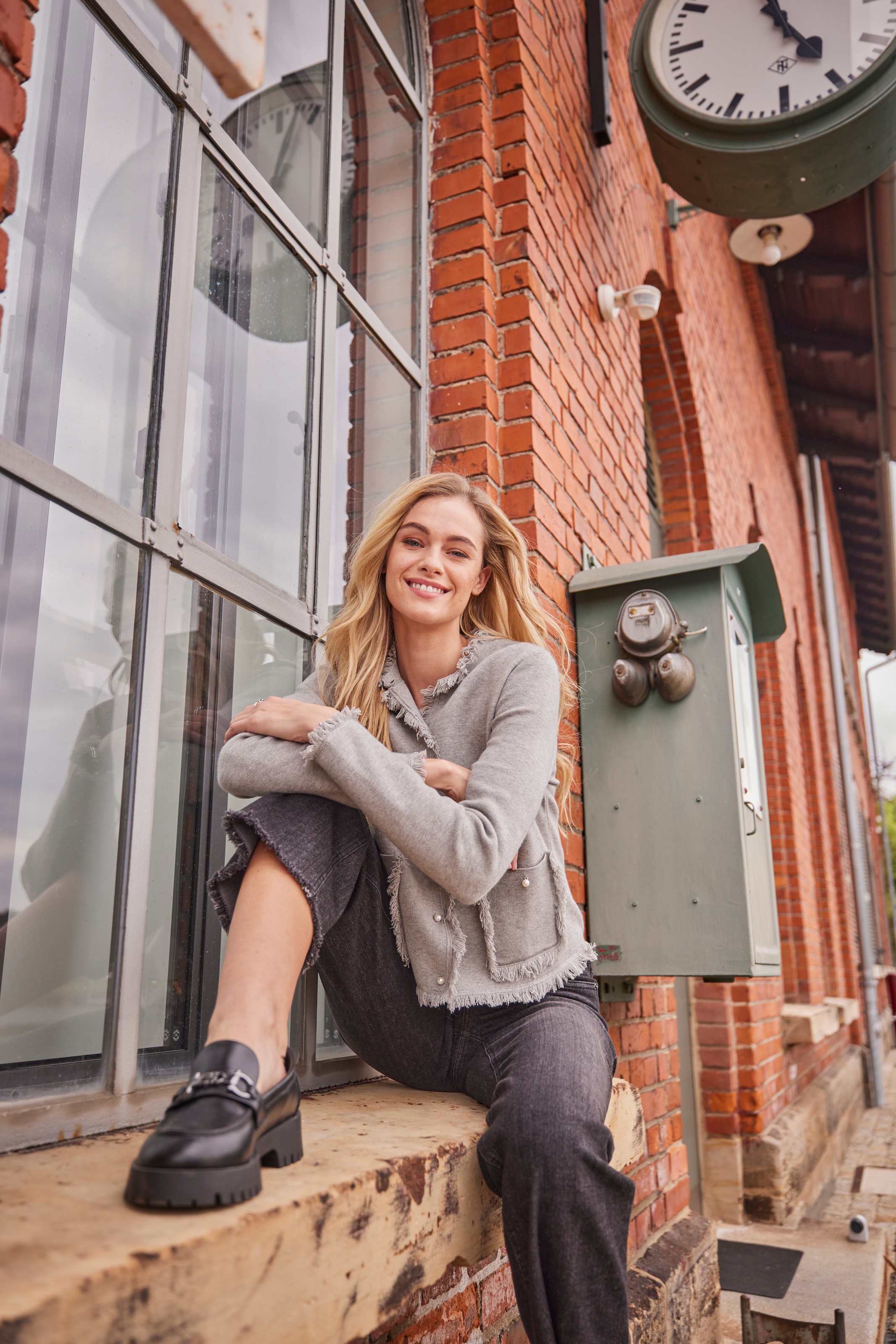 Aniston CASUAL Strickjacke, aufwändig mit Franzen verziert - NEUE KOLLEKTION