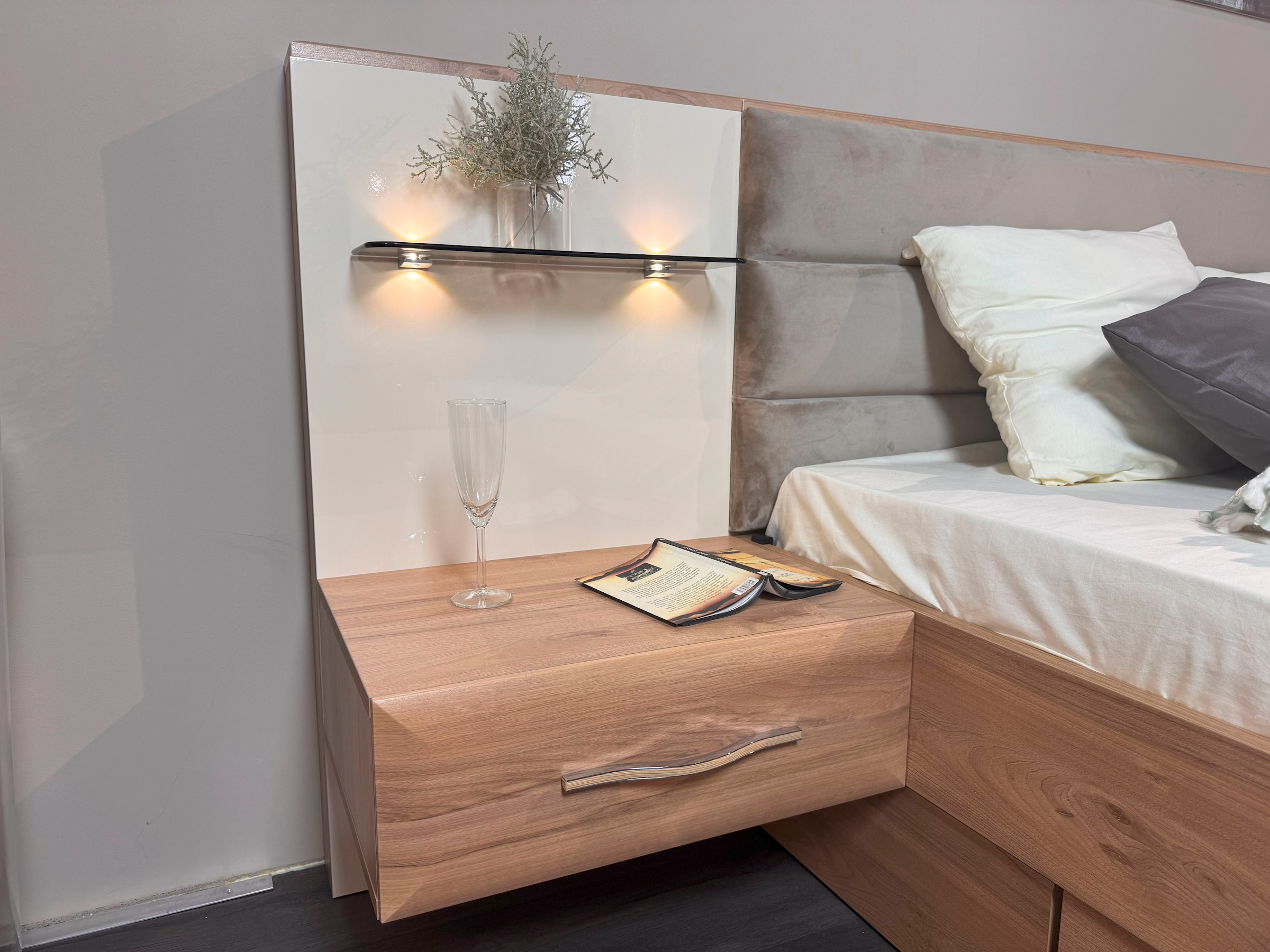 OTTO home Nachtkonsole »Gala, beige hochglänzend UV lackiert und melaminbeschichtet, kratzfest« Schublade mit Soft-Close-Funktion, 56x47x100cm (BxTxH),  mit Beleuchtung,wahlweise rechte oder linke Bedienung,FSC-zertifiziert