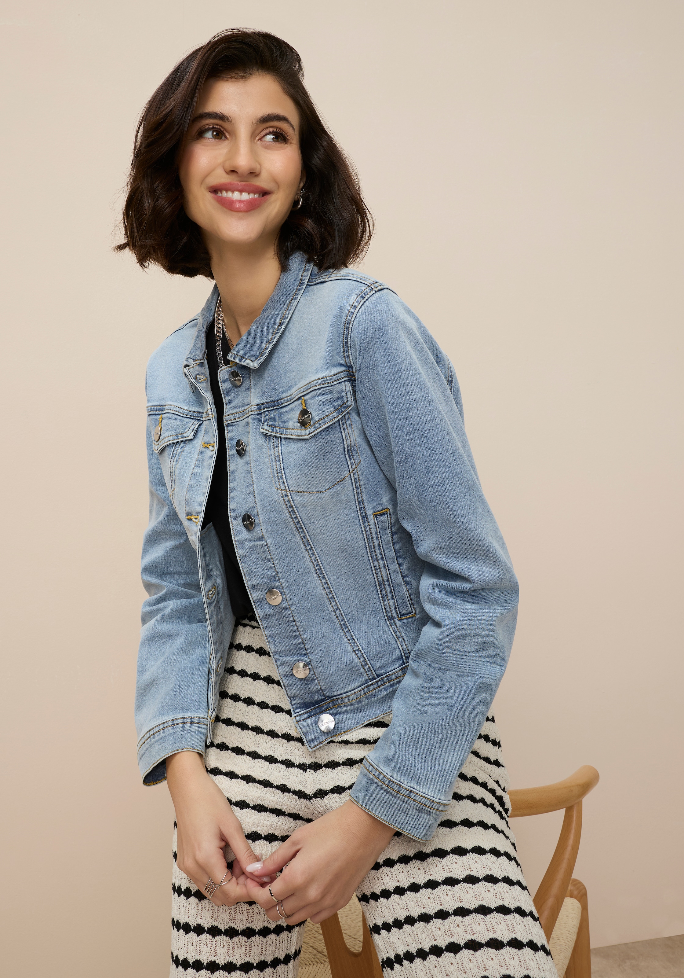 Tamaris Jeansjacke aus elastischem Denim-Material, mit Brusttaschen und Ein günstig online kaufen