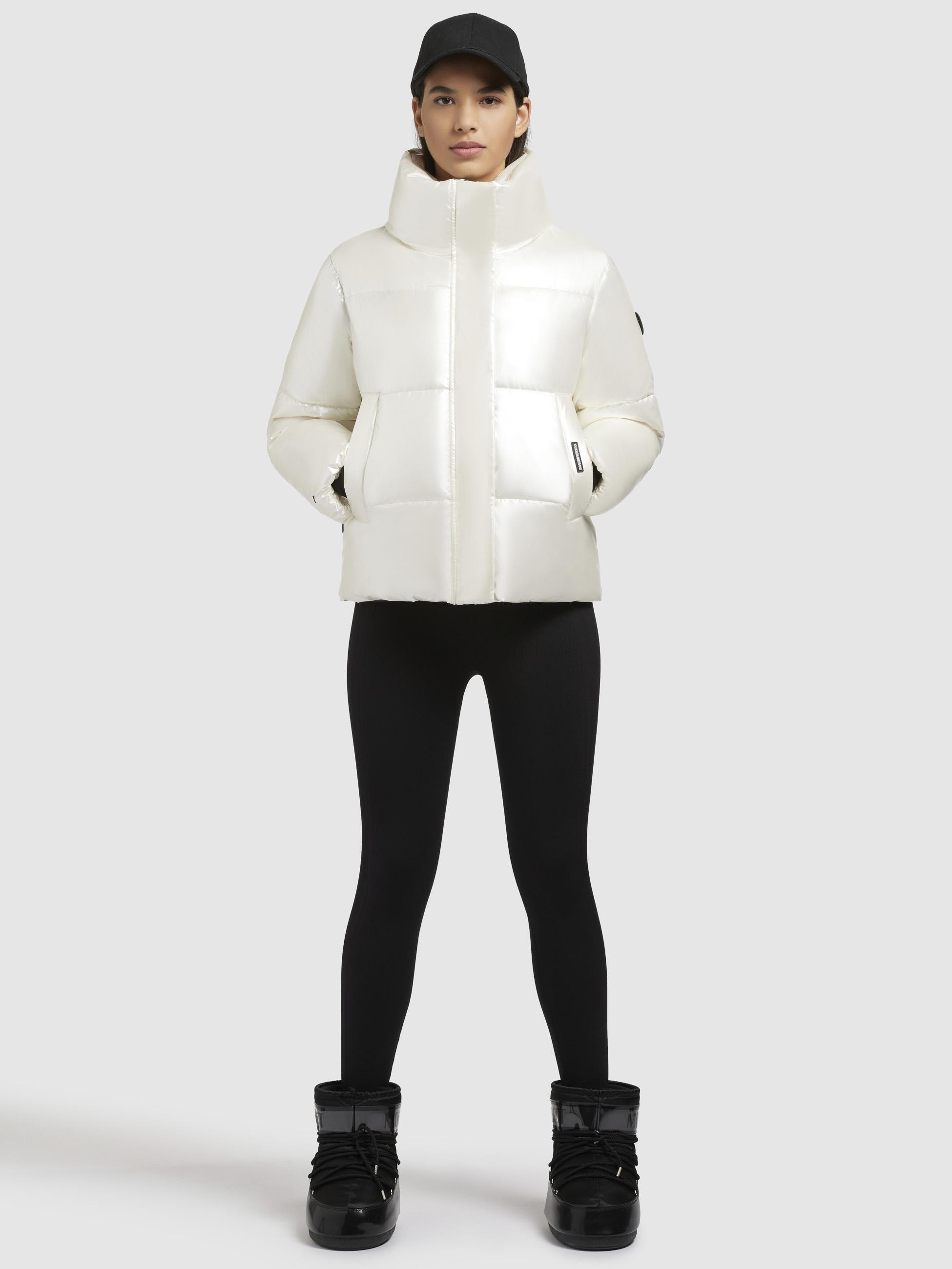 khujo Steppjacke »Rinja Shiny-YM«, ohne Kapuze, Glänzende kurze Winterjacke für Damen