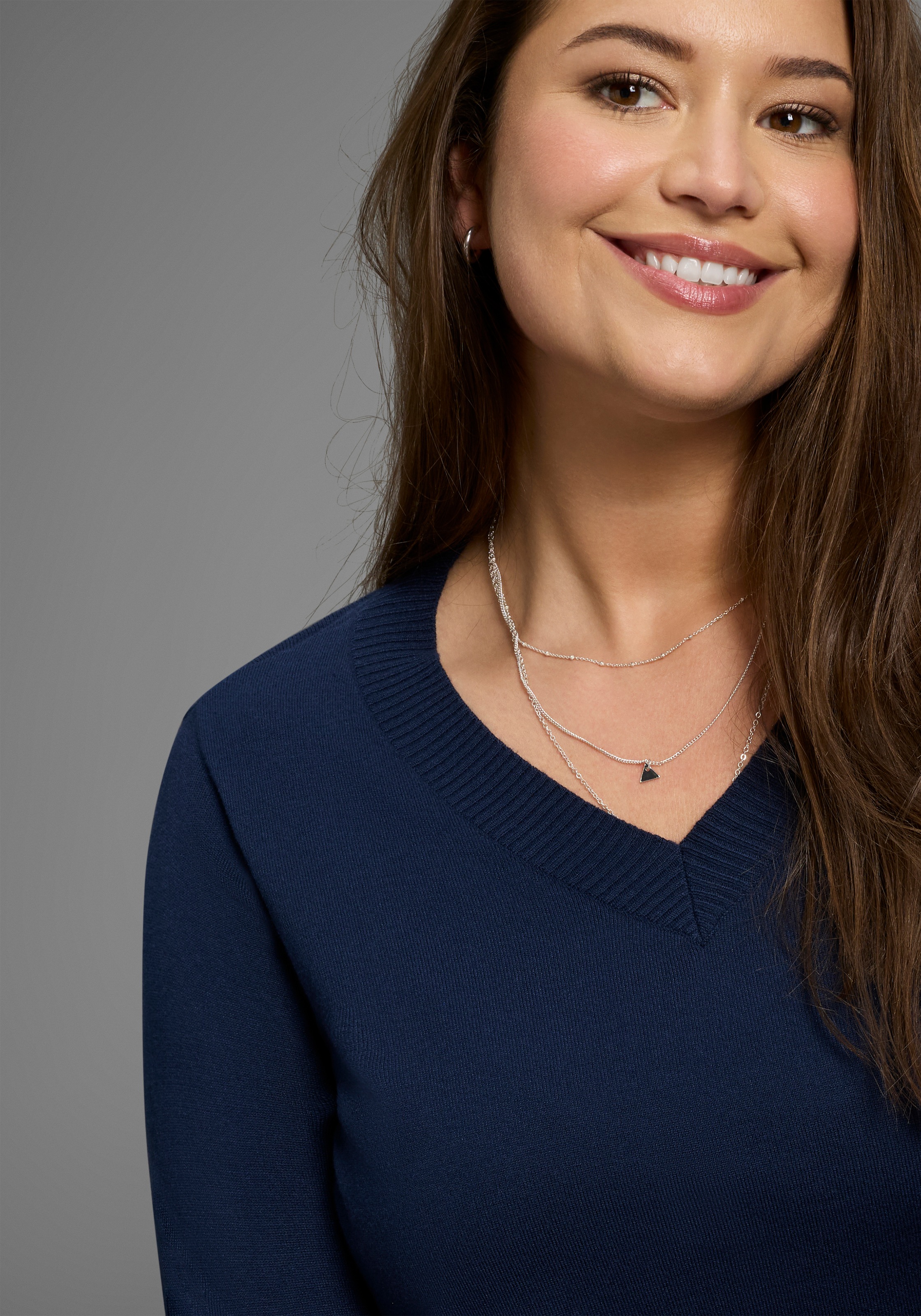 Thumbnail - Laura Scott CURVE Strickpullover figurumspielend, mit V-Ausschnitt - GROSSE GRÖSSE