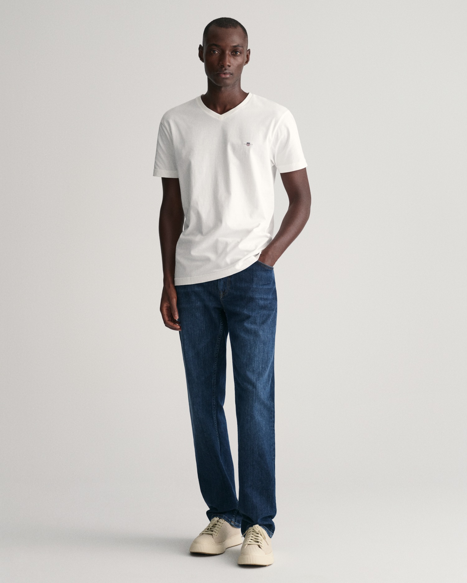 Gant T-Shirt »SLIM SHIELD V-NECK T-SHIRT«, mit einer kleinen Logostickerei auf der Brust