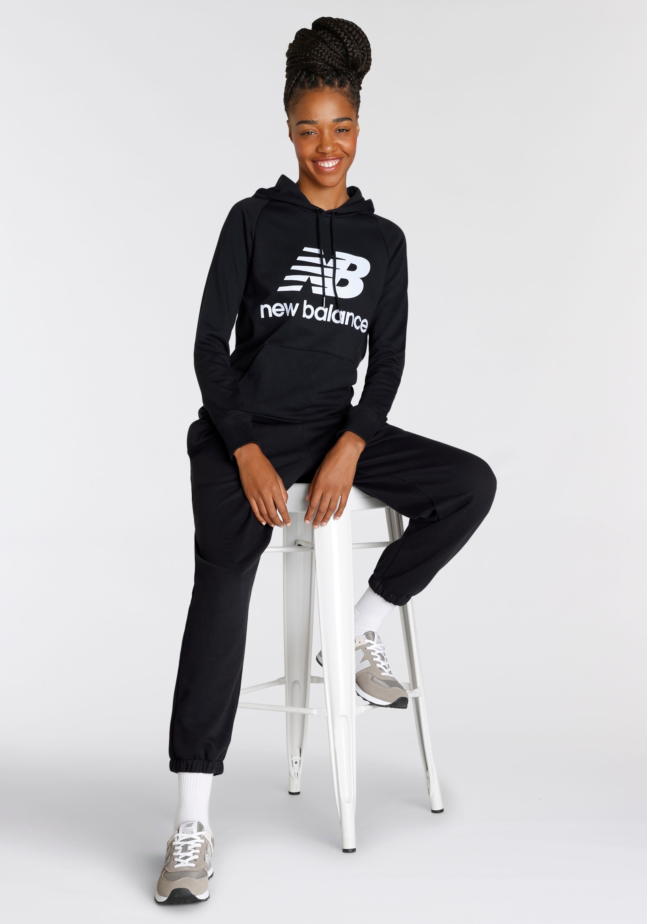 bestellen LOGO »NB PANT« BAUR | Jogginghose STACKED New Balance SWEAT ESSENTIALS