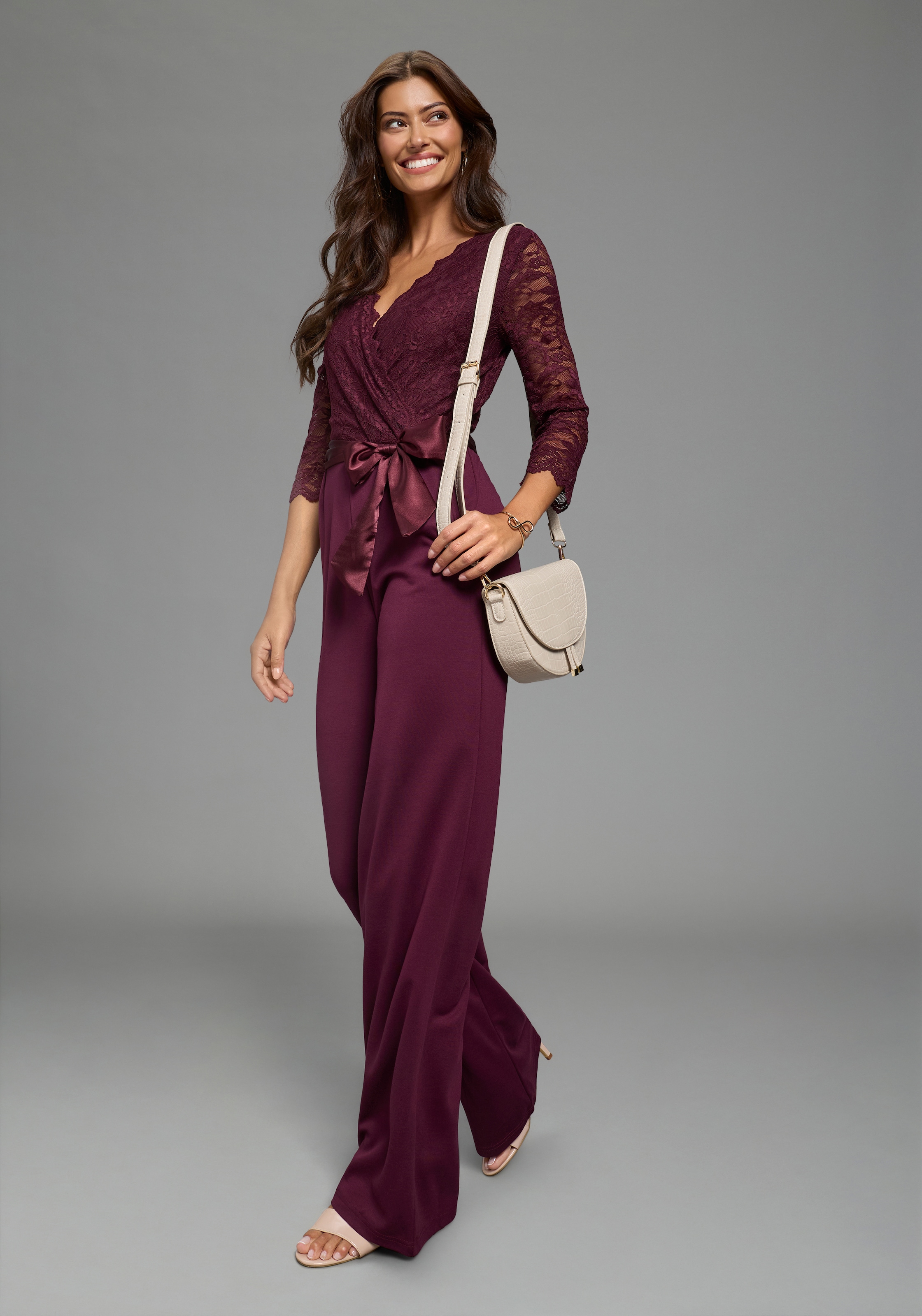 Laura Scott Jumpsuit mit Spitzenoberteil und Satin-Bindegürtel günstig online kaufen
