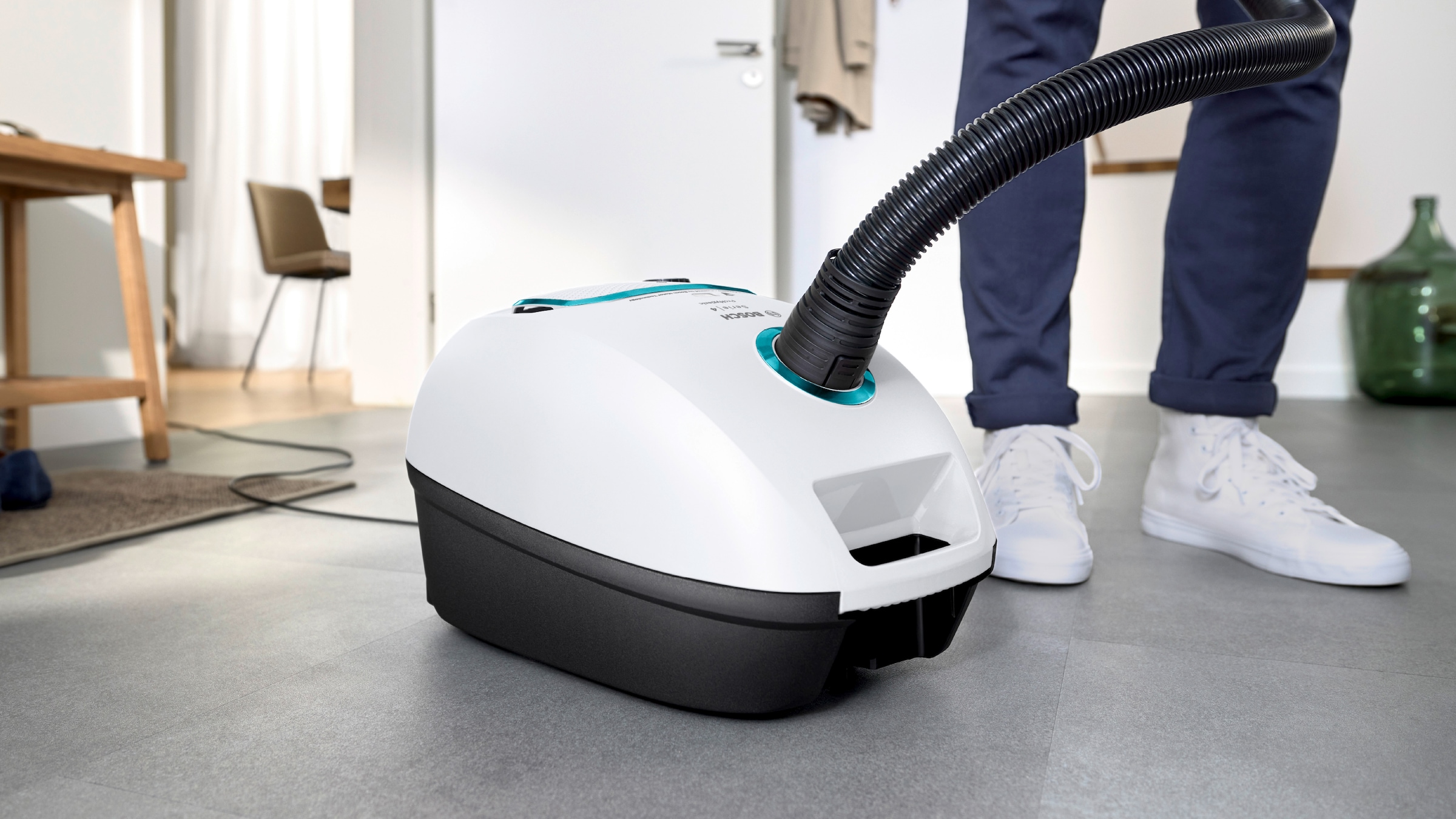 BOSCH Bodenstaubsauger »Serie 4 ProHygienic BGD41HYG, ideal für Allergiker, Hygiene-Filter«, 600 W, mit Beutel, 10 Jahre Motorgarantie, integriertes Zubehör, langes Kabel, weiß