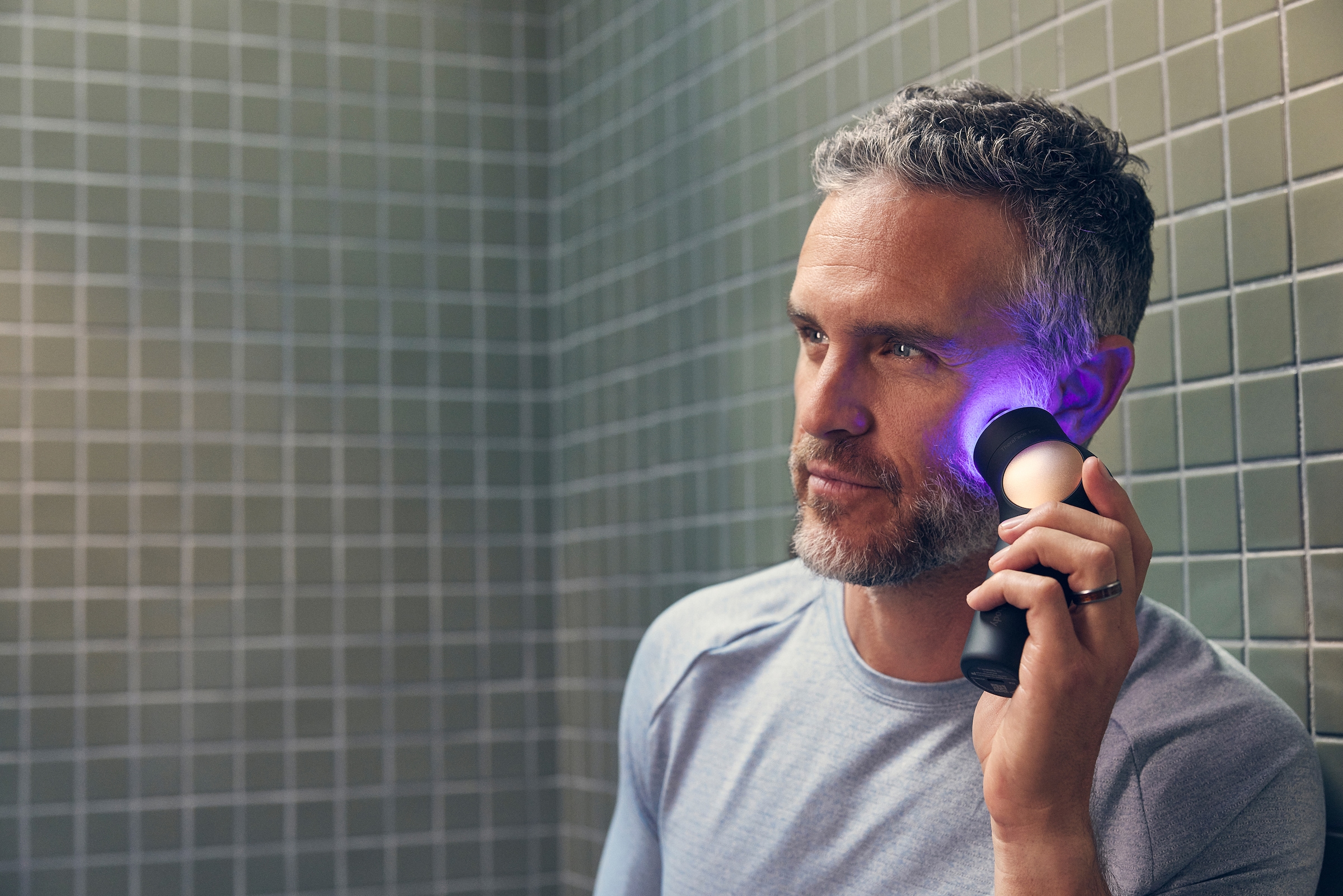 Therabody Gesichtsmassagegerät »TheraFace PRO, preisgekröntes All-in-one-Gerät für die Hautpflege«, Tiefenreinigung, Mikrocurrent, LED-Lichttherapie