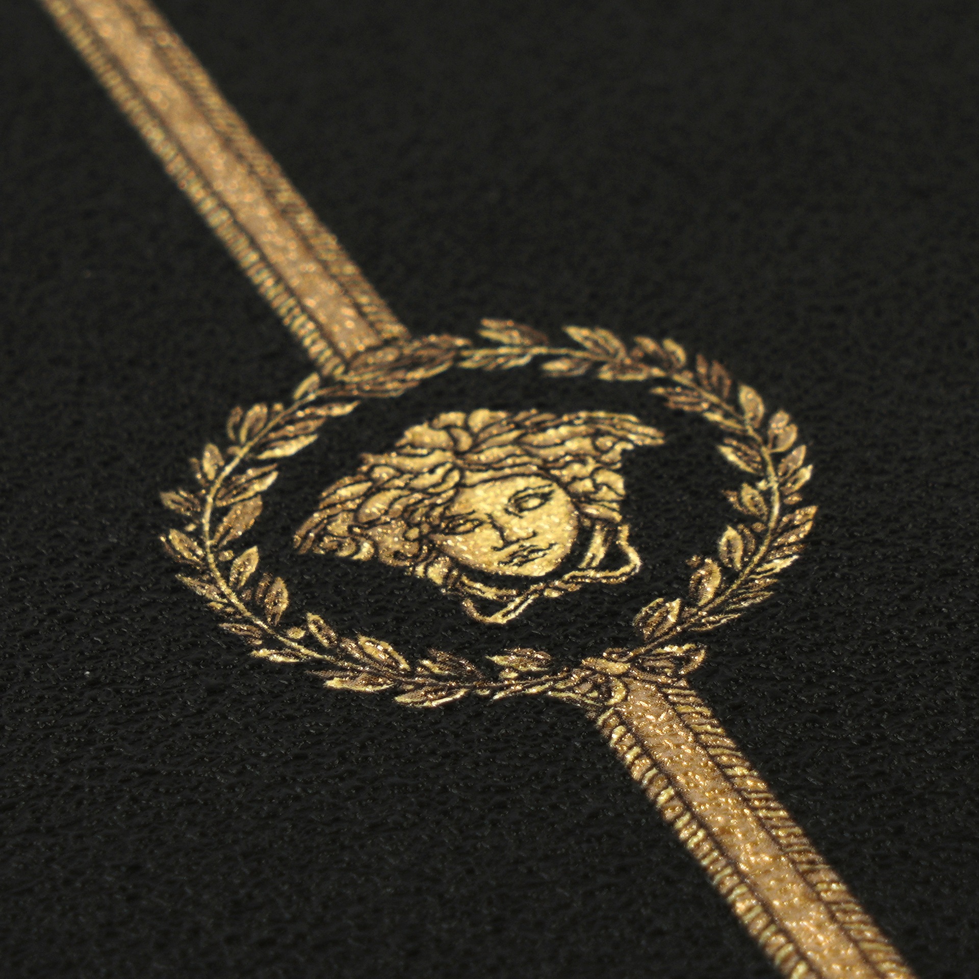 Versace Vliestapete »Versace 6 I Love Baroque –« 3D-Optik | Barock | Motiv geprägt Edle Bordüre mit ikonischem Medaillonmotiv & glänzender Struktur