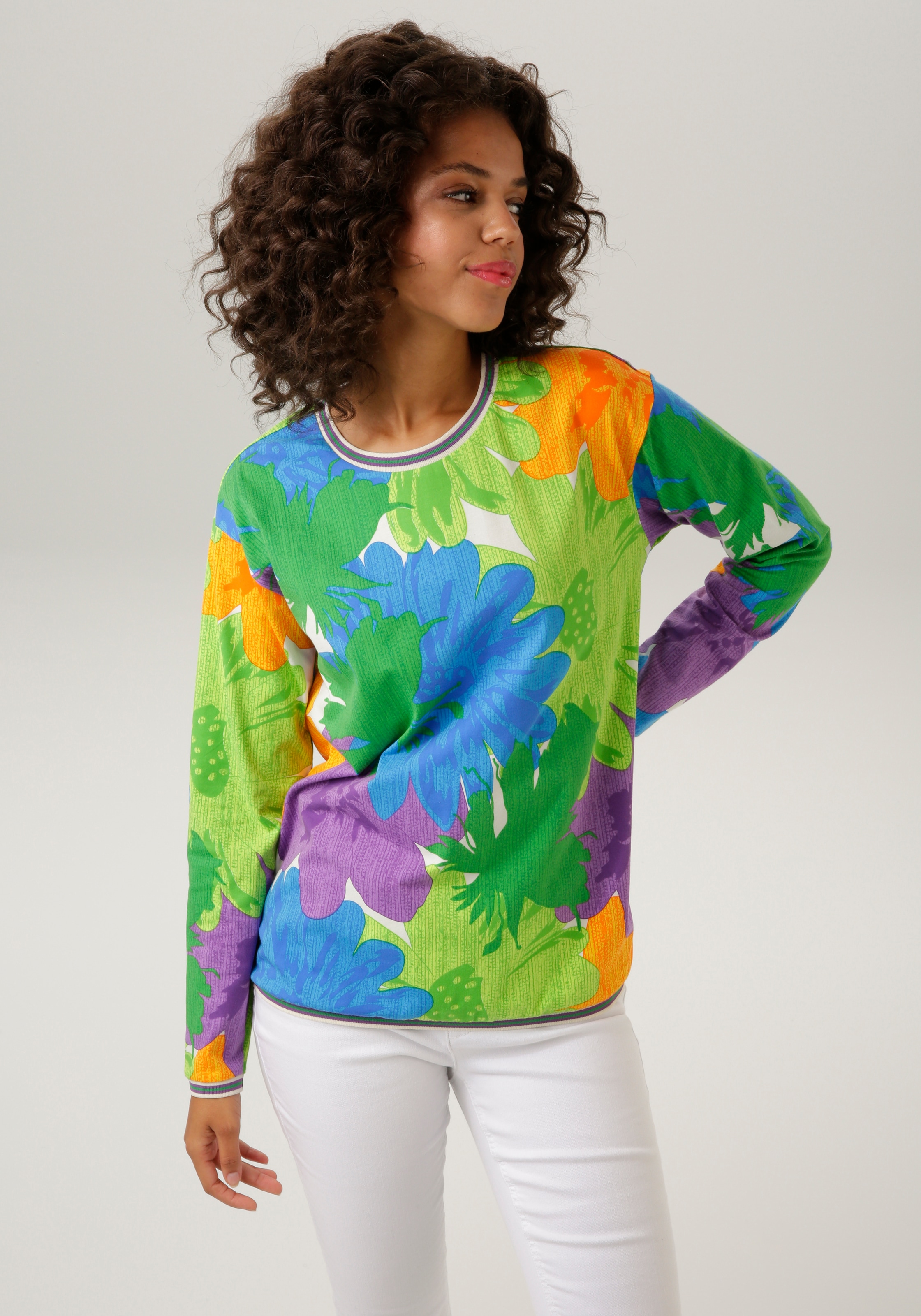 Aniston CASUAL Sweatshirt, mit großflächigen Blüten und Blättern bedruckt - NEUE KOLLEKTION