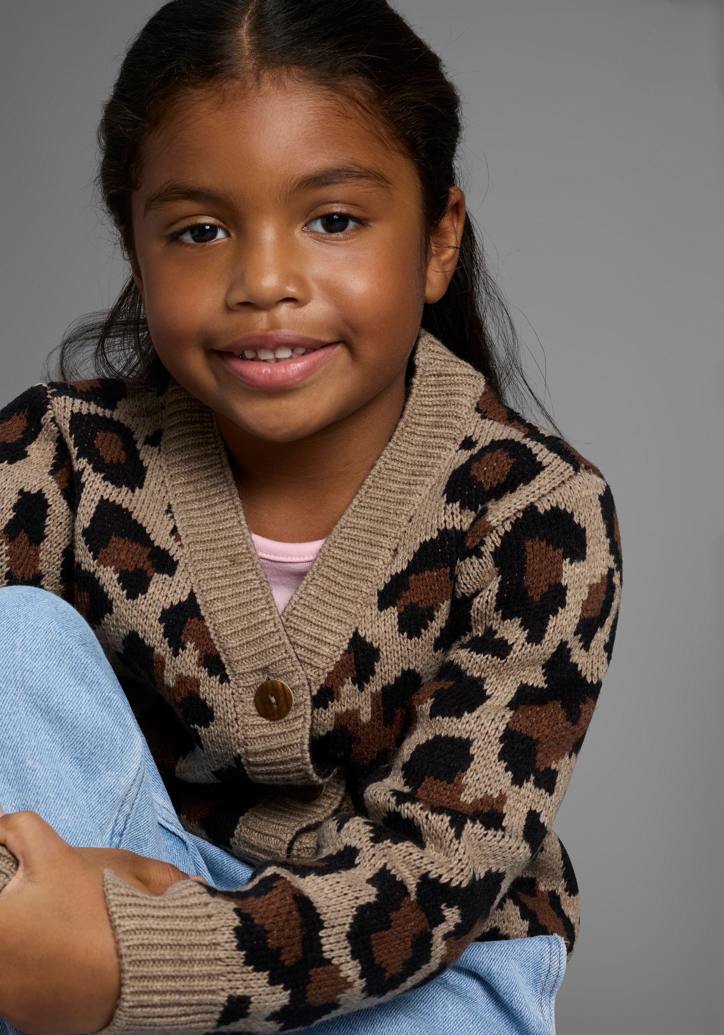 KIDSWORLD Strickjacke "Strickjacke mit Leo-Muster" Strickjacke in Leo-Optik