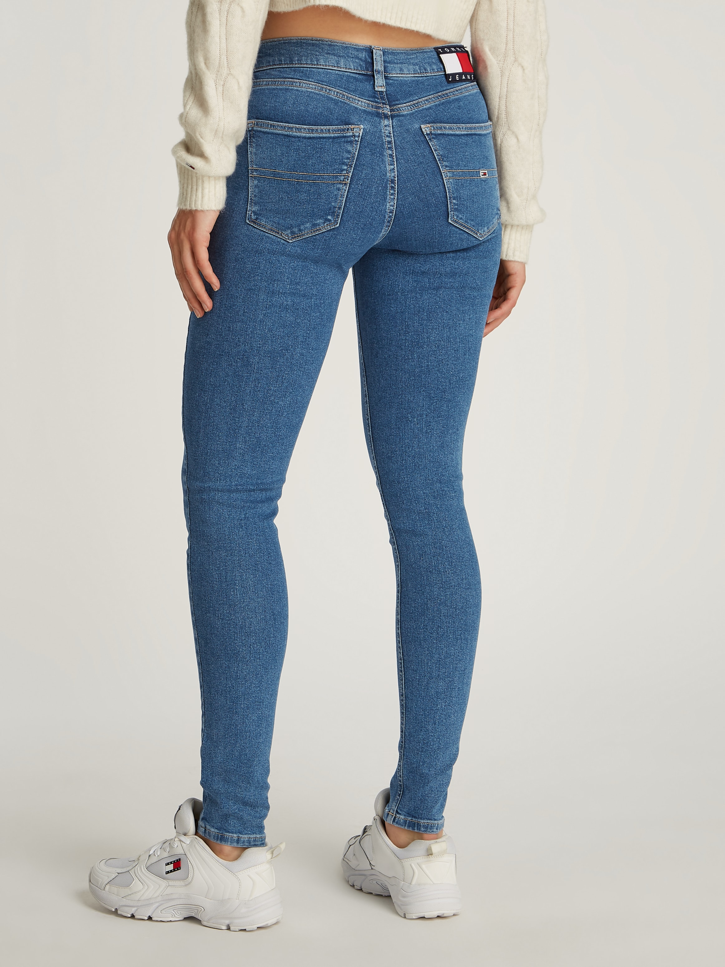 Tommy Jeans Skinny-fit-Jeans »Nora Mid Rise Skinny«, mit Waschung, mit Logo-Badge