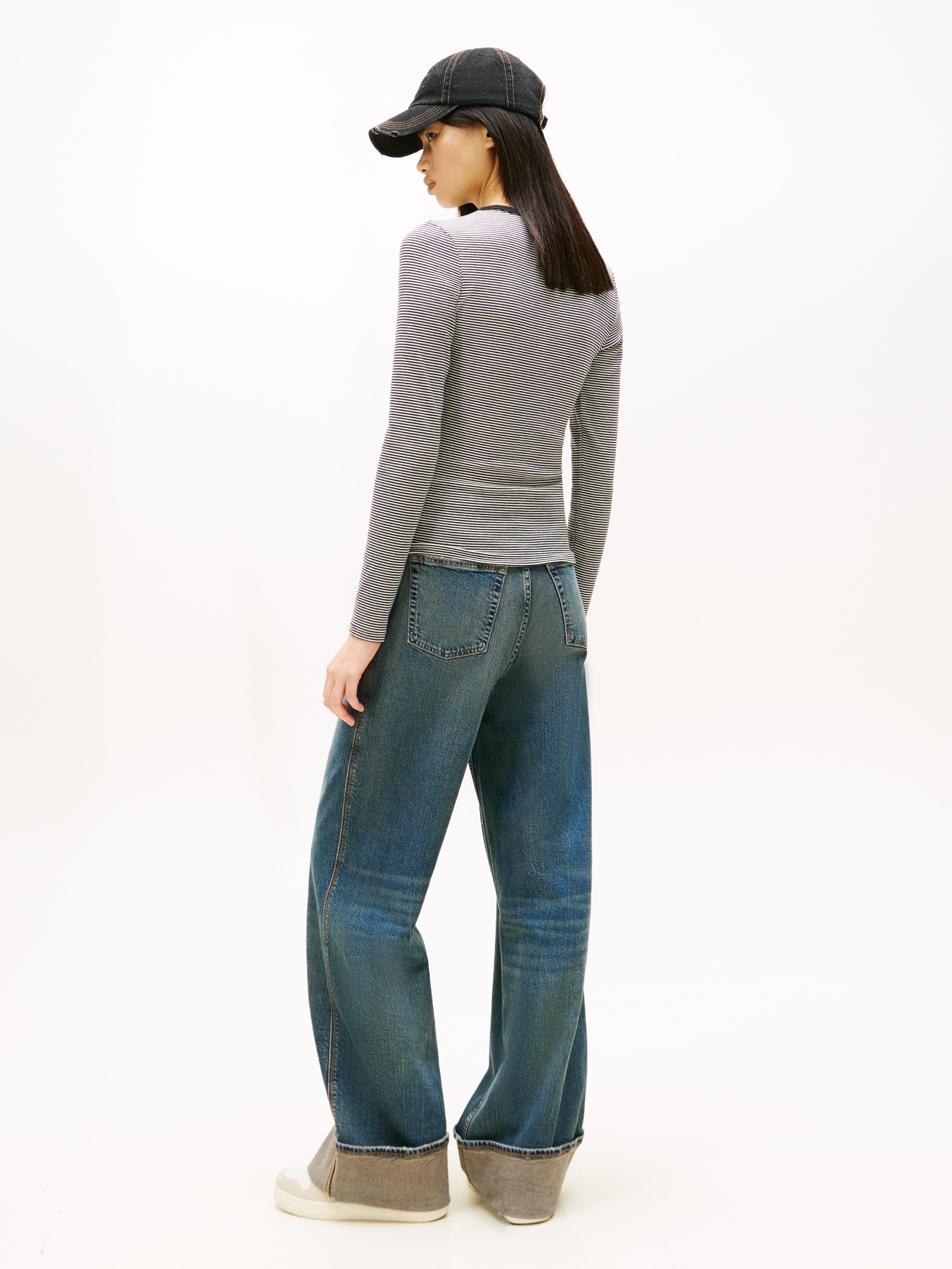 Tommy Jeans Langarmshirt »TJW SLIM ESSENTIAL RIB LS« mit Logostickerei