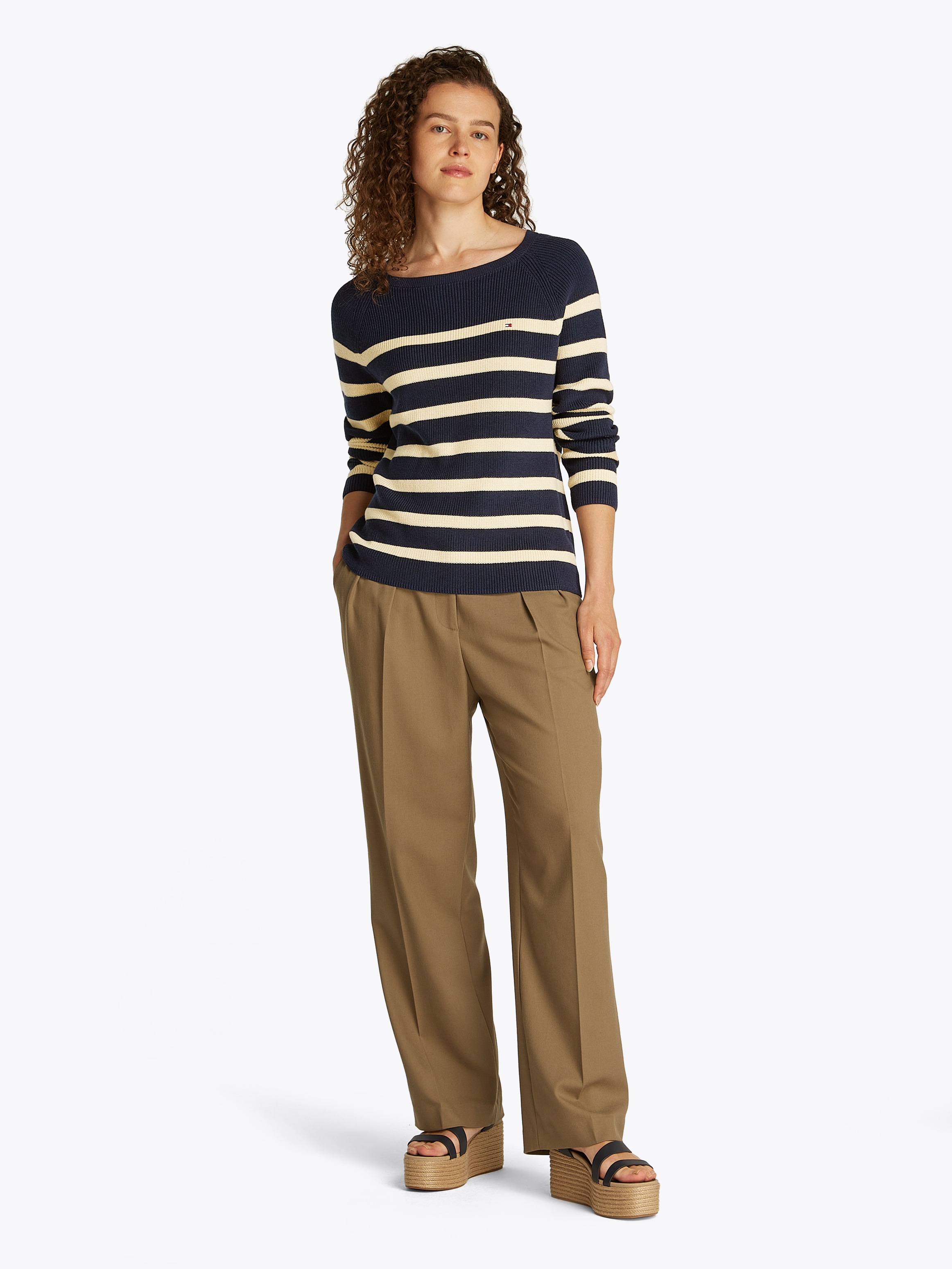 Tommy Hilfiger Strickpullover »CO CARDI FINE GG LS BOAT-NK SWT«, mit Raglanärmel, Logostickerei