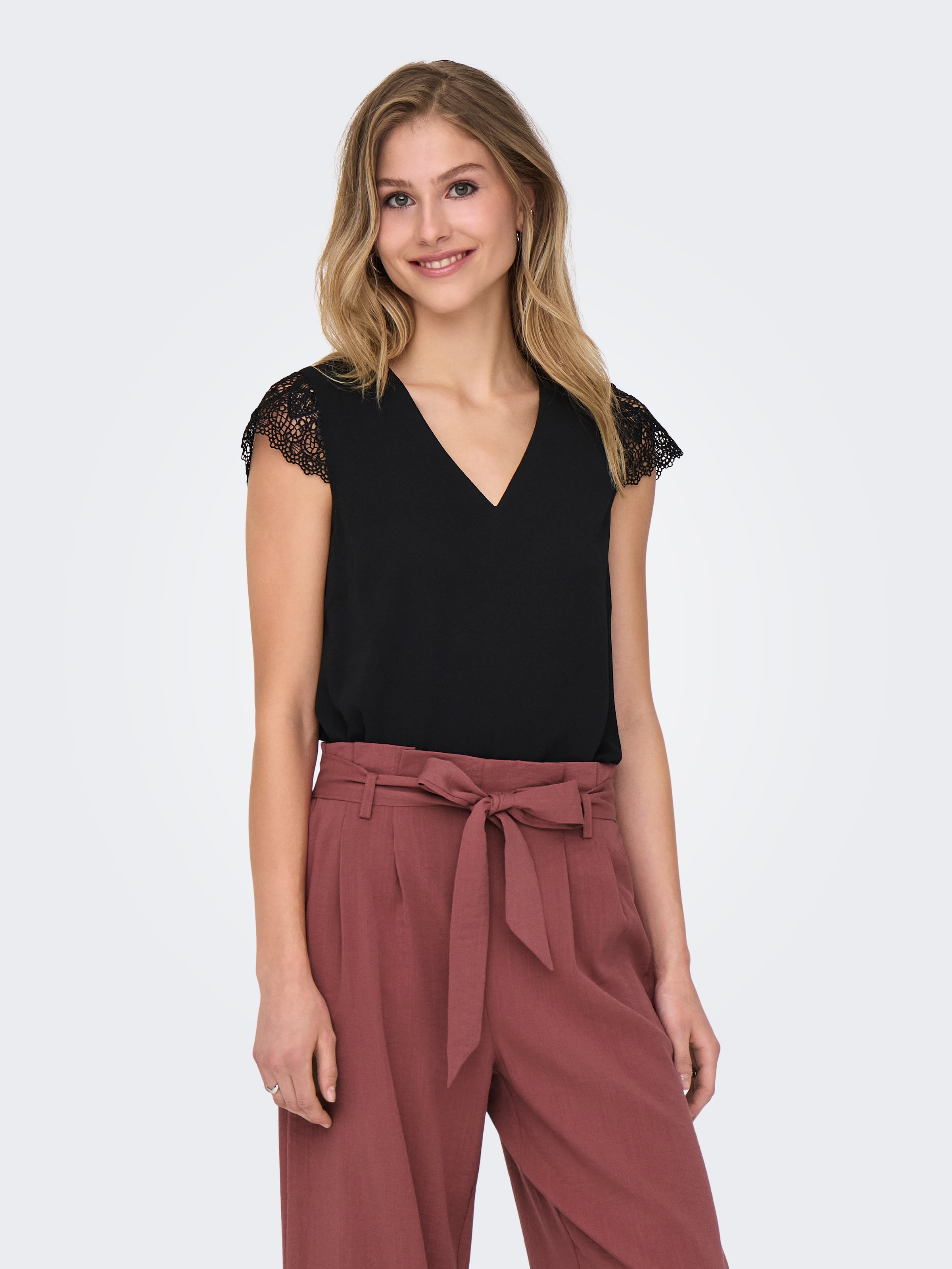 ONLY Kurzarmshirt »ONLELVA FR S/S LACE V-NE...