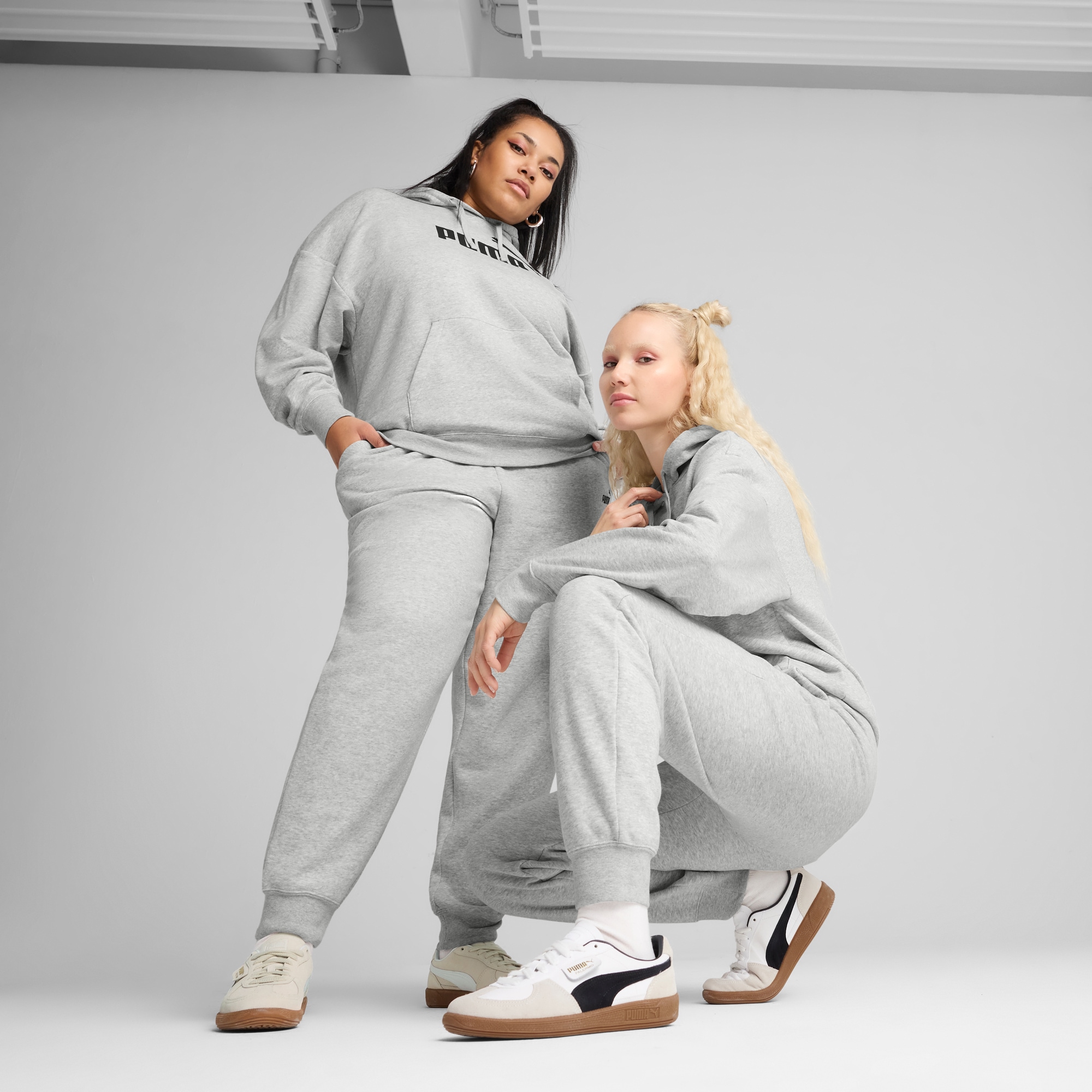 PUMA Trainingshose »ESS SMALL NO. 1 LOGO COMFORT HIGH-WAIST SWEATPANTS FL CL«