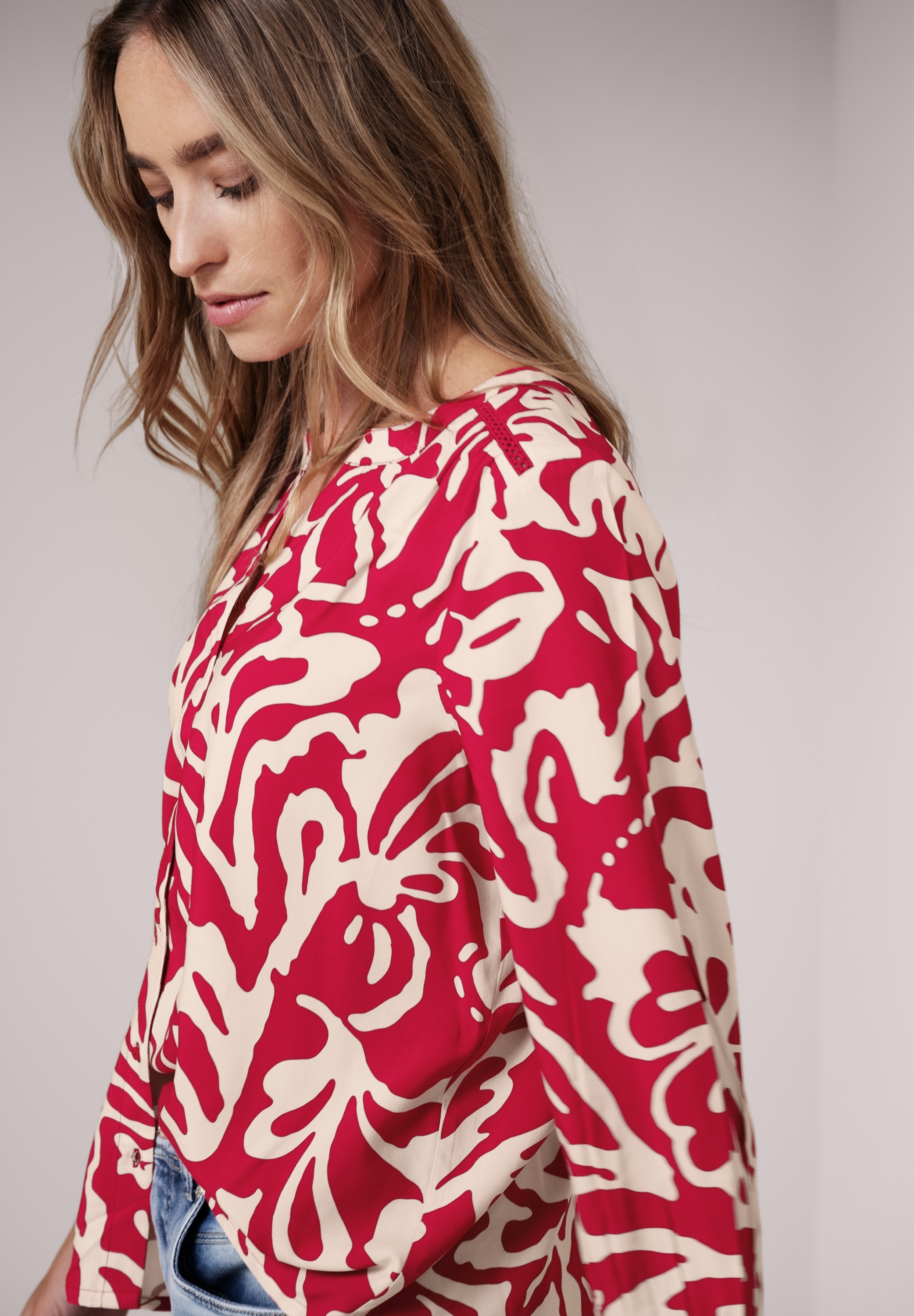 Druckbluse STREET ONE, Damen, Gr. 36, salsa rot, Web, Obermaterial: 100% Viskose, gemustert, figurumspielend hüftbedeckend, V-Ausschnitt, Blusen Druckbluse, 3/4-Arm-Bluse mit floralem Muster und Tape-Details