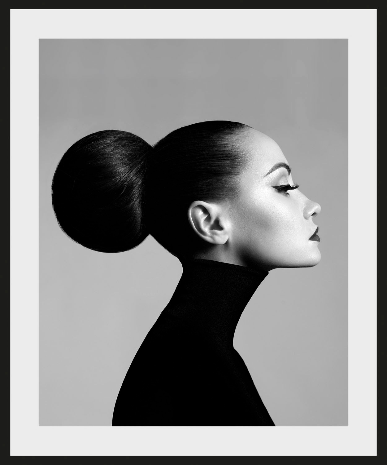 queence Bild »Tatjana«, Frau-Foto-Porträts-Portrait-Schwarz-Weiß-Bilder von Frauen-Fashion-Mode-Magazincover, (1 St.), HD Premium Poster-Druck inkl. Holzrahmen