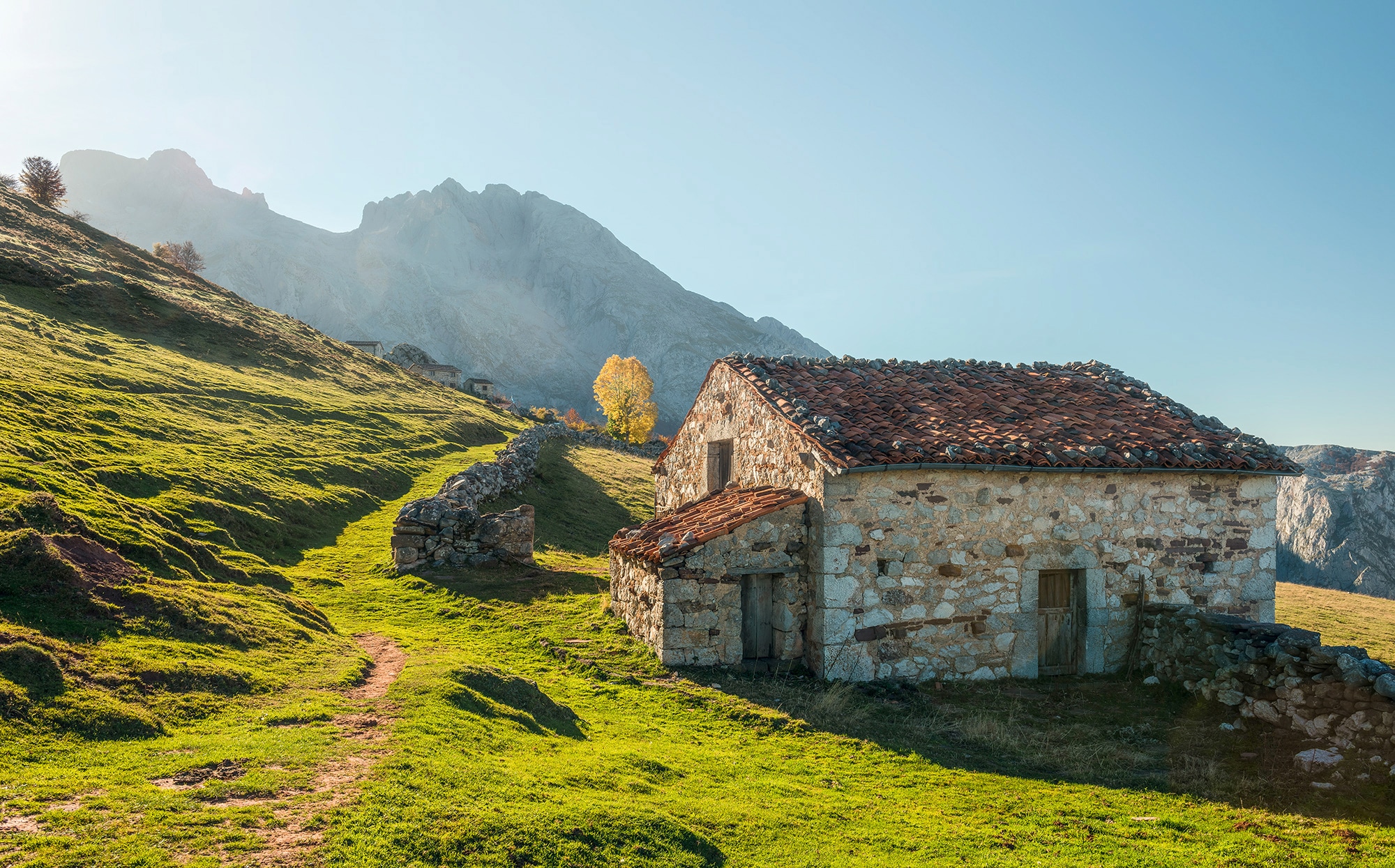 Komar Vliestapete "Picos de Europe Alm", 450x280 cm (Breite x Höhe), Wohnzimmer, Schlafzimmer