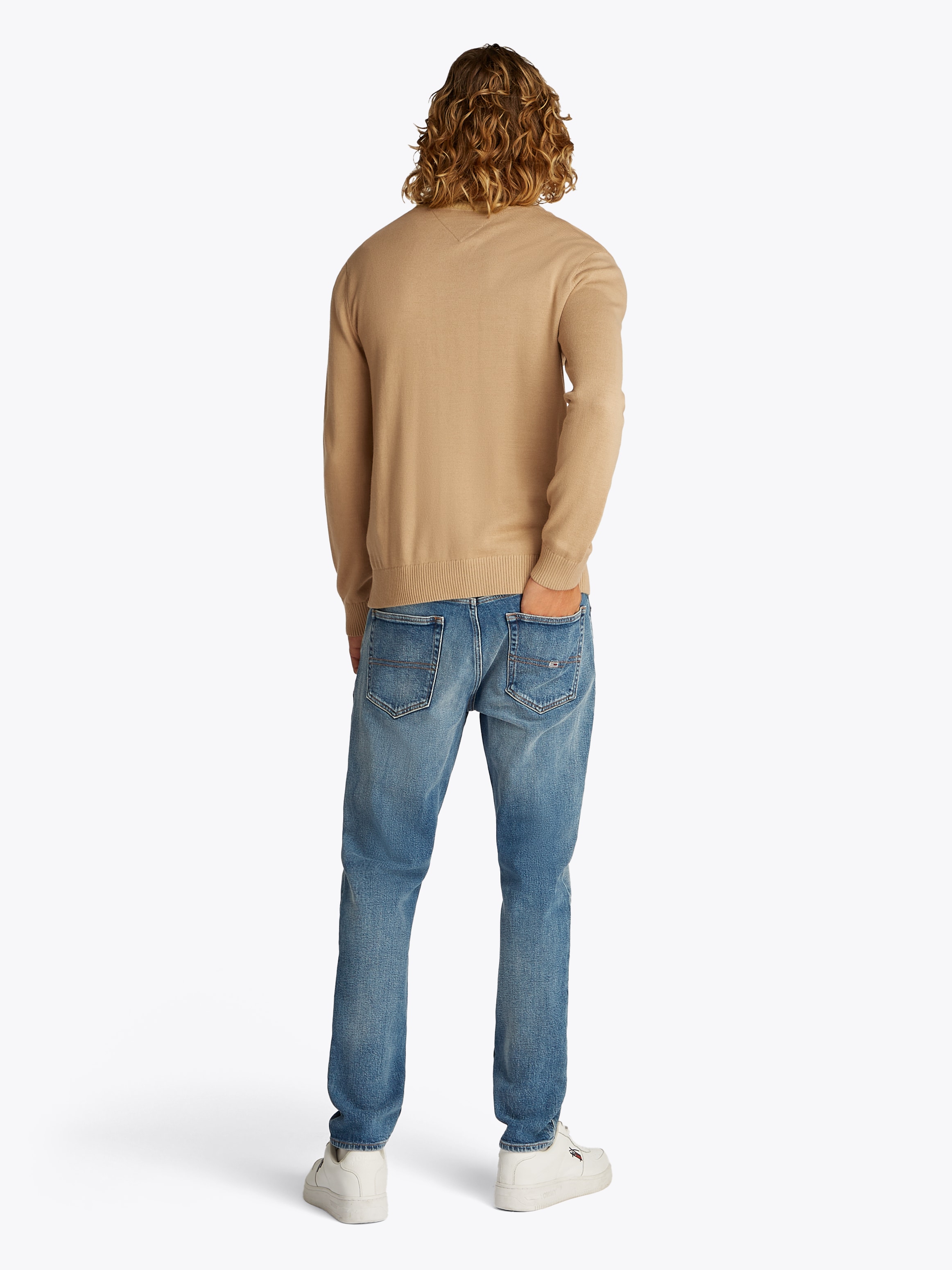 Tommy Jeans Rundhalspullover »TJM SLIM ESSENTIAL LIGHT SWEATER«, mit Flag-Patch