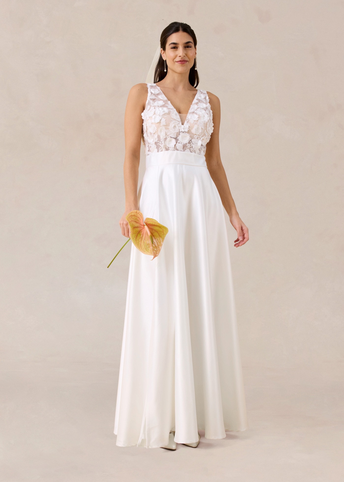 bonprix Brautkleid schmale Passform, aus glänzendem Satin, mit hohem Schlitz, ärmellos
