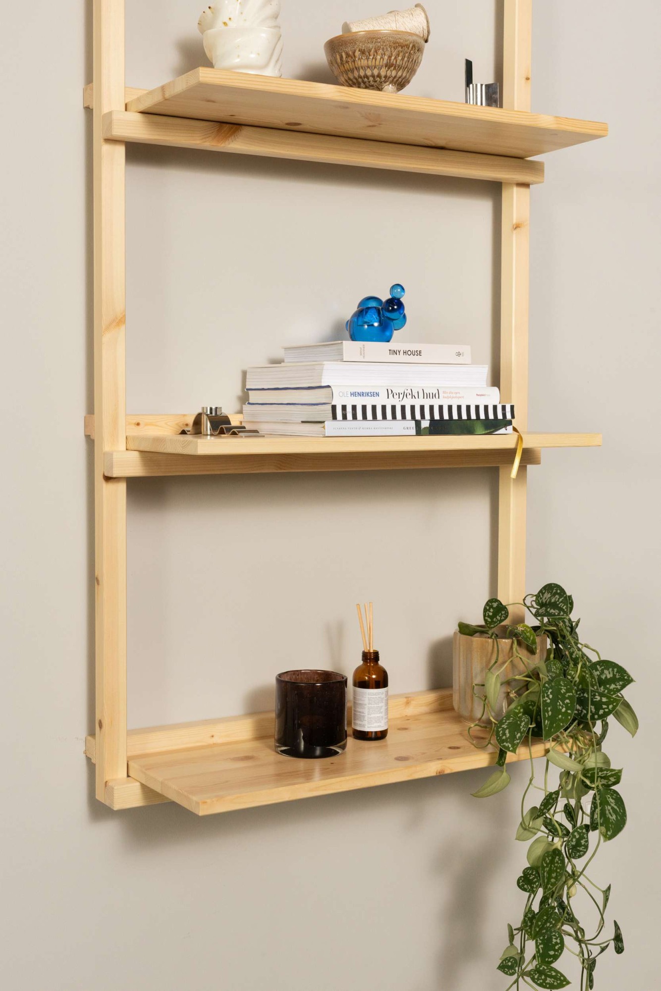 Karup Design Wandregal »Groove Shelving Narrow, Wandregal, Aufbewahrung, Deko, Platzsparend«, (B/H/T ca: 66x25,5x127cm), inkl. 4 Abnehmbare Regalböden aus FSC®-zertifiziertem Massivholz