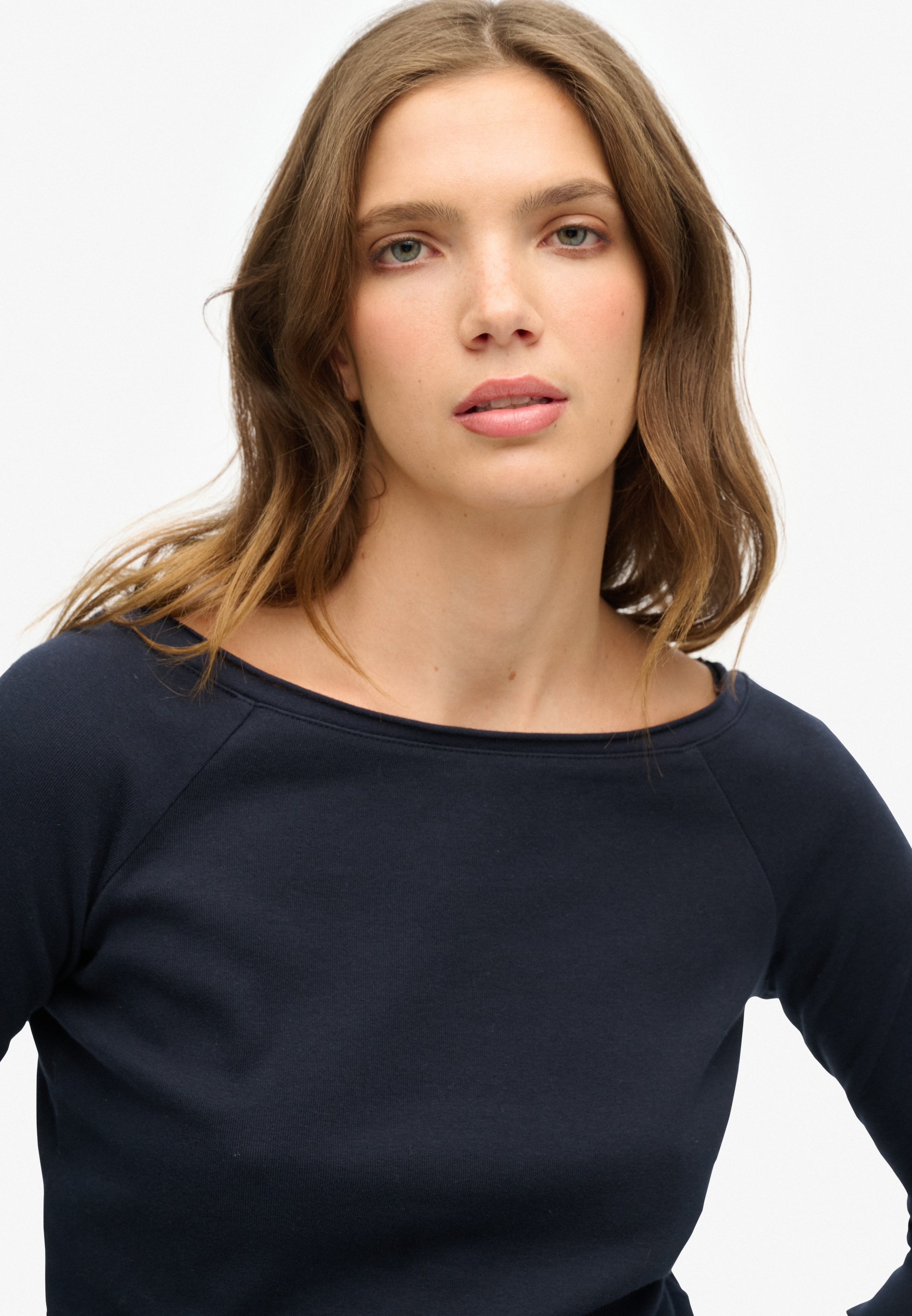 Superdry Langarmshirt »BARDOT OFF SHOULDER TOP« mit U-Boot Ausschnitt und Wellenkante am Bund, gesticktes Logo am Saum