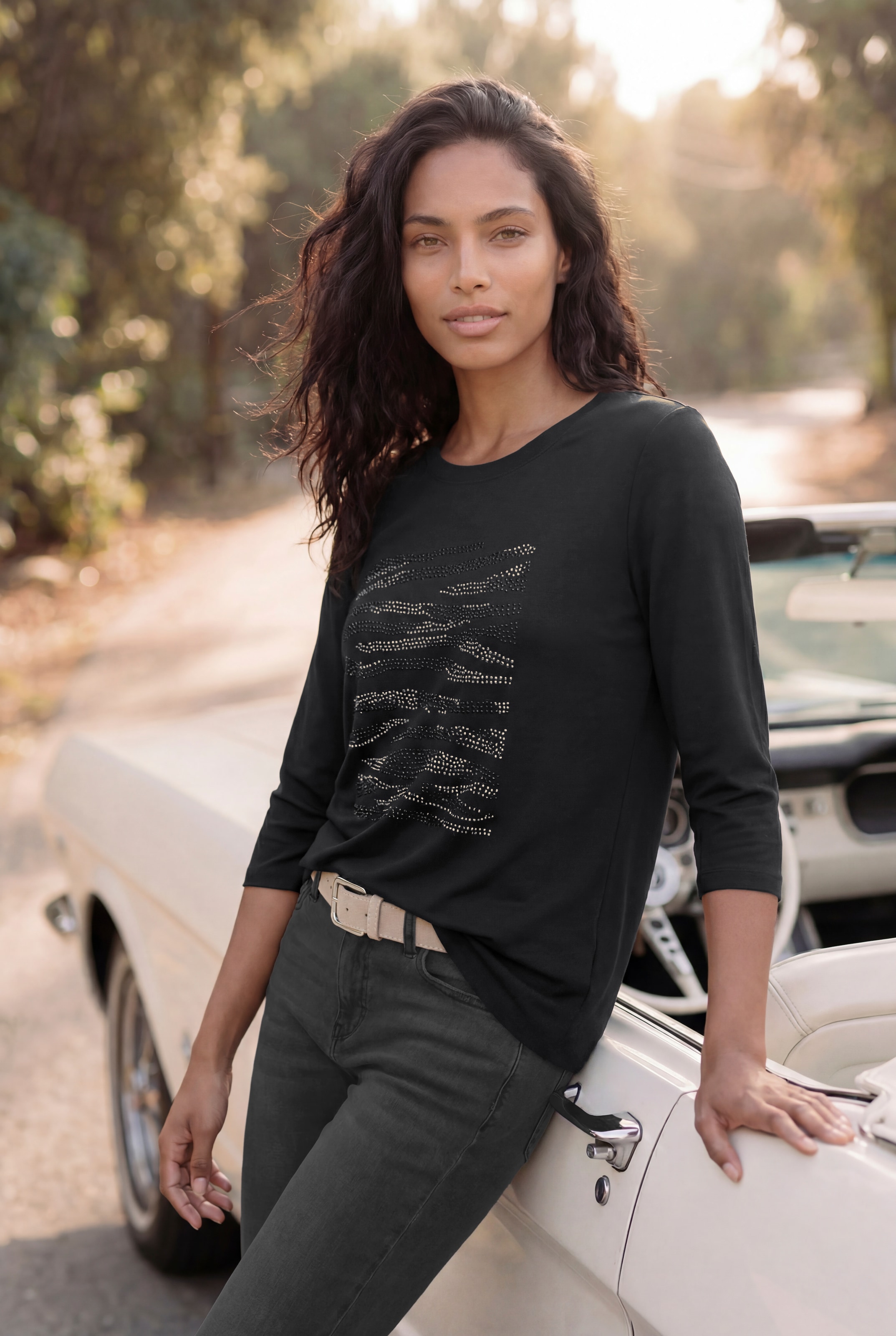 LASCANA 3/4-Arm-Shirt »mit Strass-Dessin« aus sommerlicher French Terry-Qualität aus Viskose