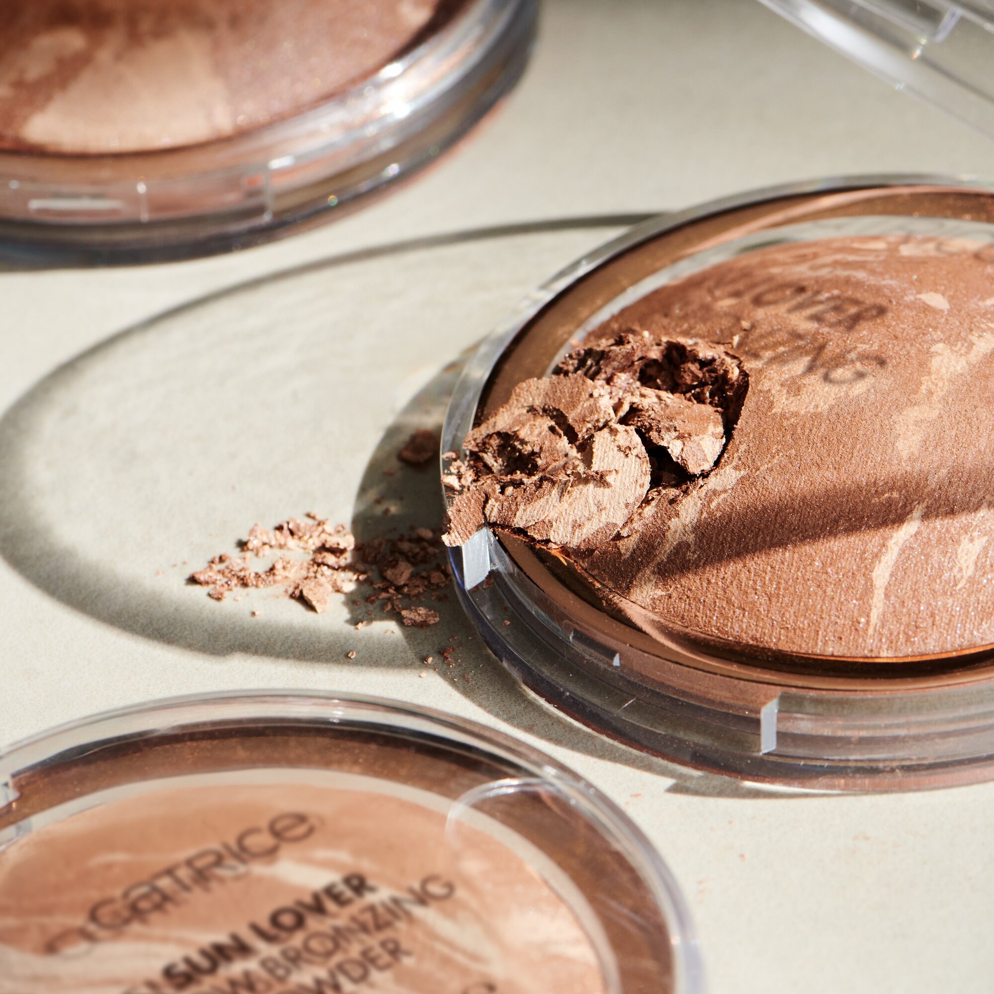 Catrice Bronzer-Puder »SUN LOVER GLOW BRONZING POWDER« mit lichtreflektierenden Pigmenten für einen sunkissed Look