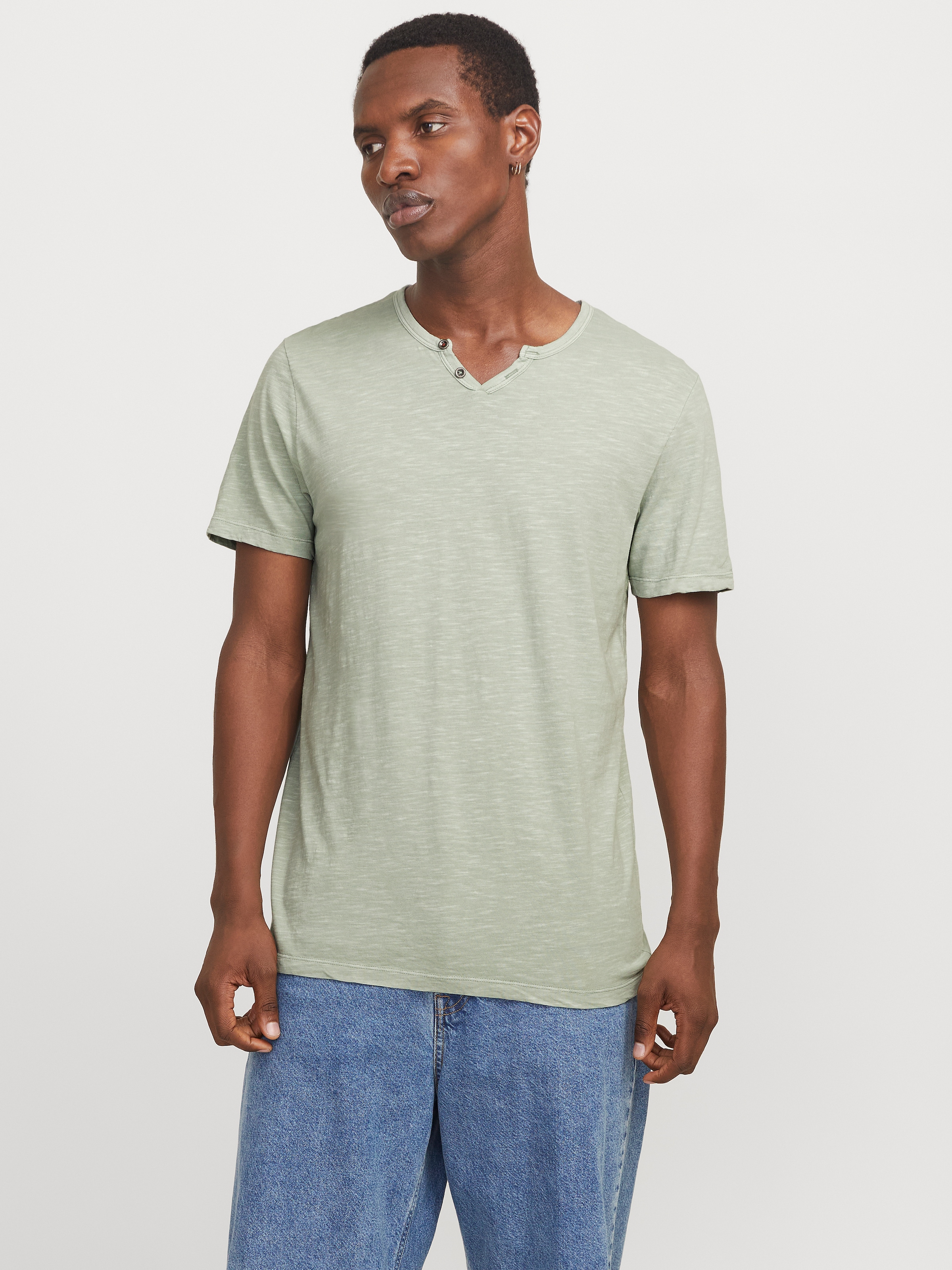 Jack & Jones "JJESPLIT NECK TEE SS NOOS" mit V-Ausschnitt günstig online kaufen