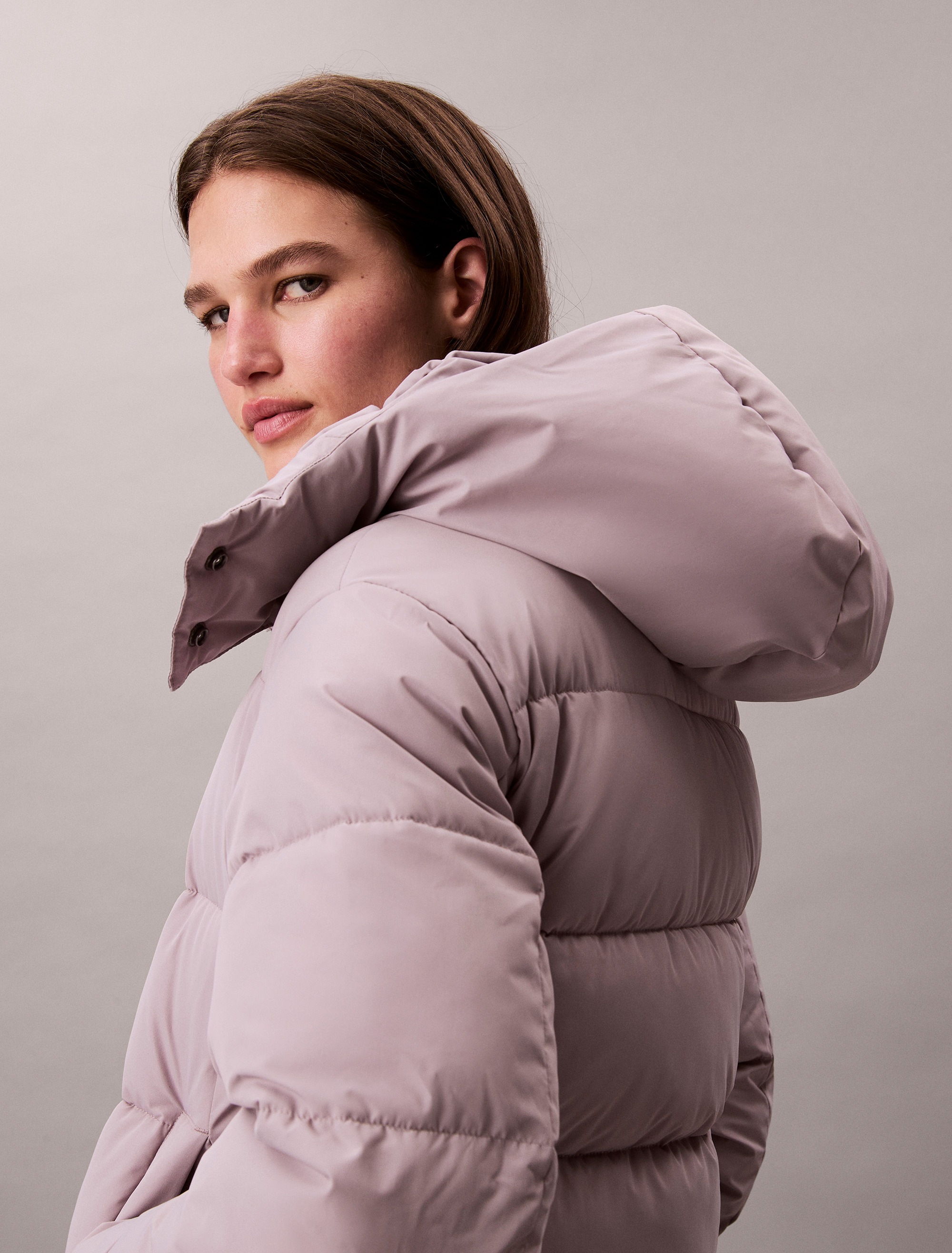 Calvin Klein Jeans Steppjacke »MATTE MONOLOGO MW SHORT PUFFER«, mit Kapuze, Mit Rundhalsausschnitt, regular fit