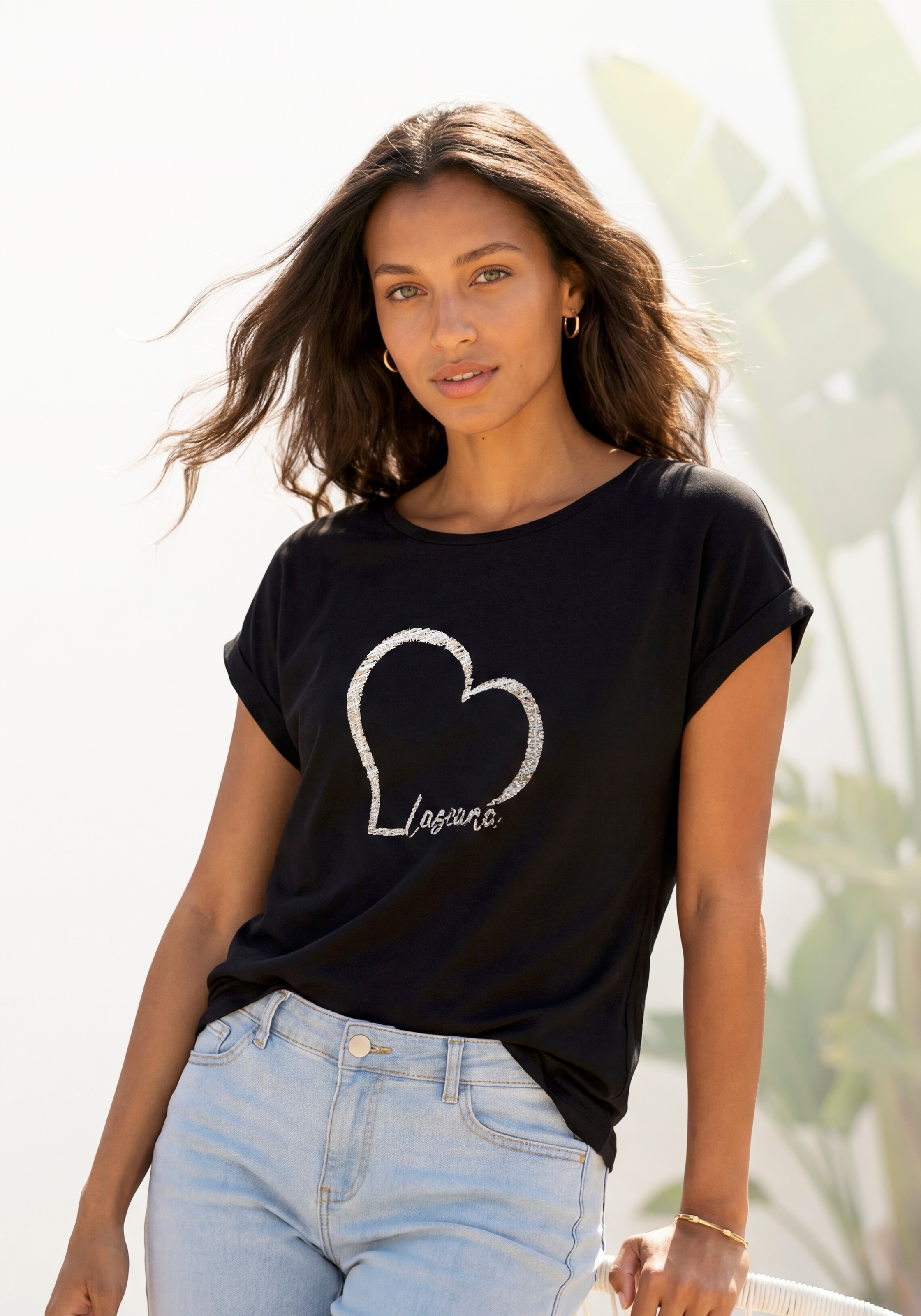 Kurzarmshirt LASCANA "mit Lascana Herz Print", Damen, Gr. 40/42, schwarz, Single Jersey, Obermaterial: 95% Viskose (Birla™), 5% Elasthan, bedruckt, figurumspielend normal, Rundhals, angeschnitten Umschlagsaum, Shirts, aus weichem Viskose-Stretch, Topselle
