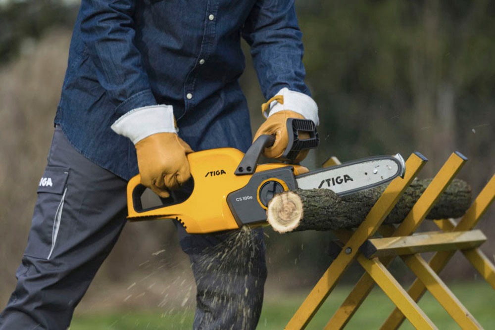 STIGA GARDEN Akku-Kettensäge »CS 100e« Set, Inkl. 2x 20 V (2 Ah) Akku, Wandhalterung und Ladegerät, 