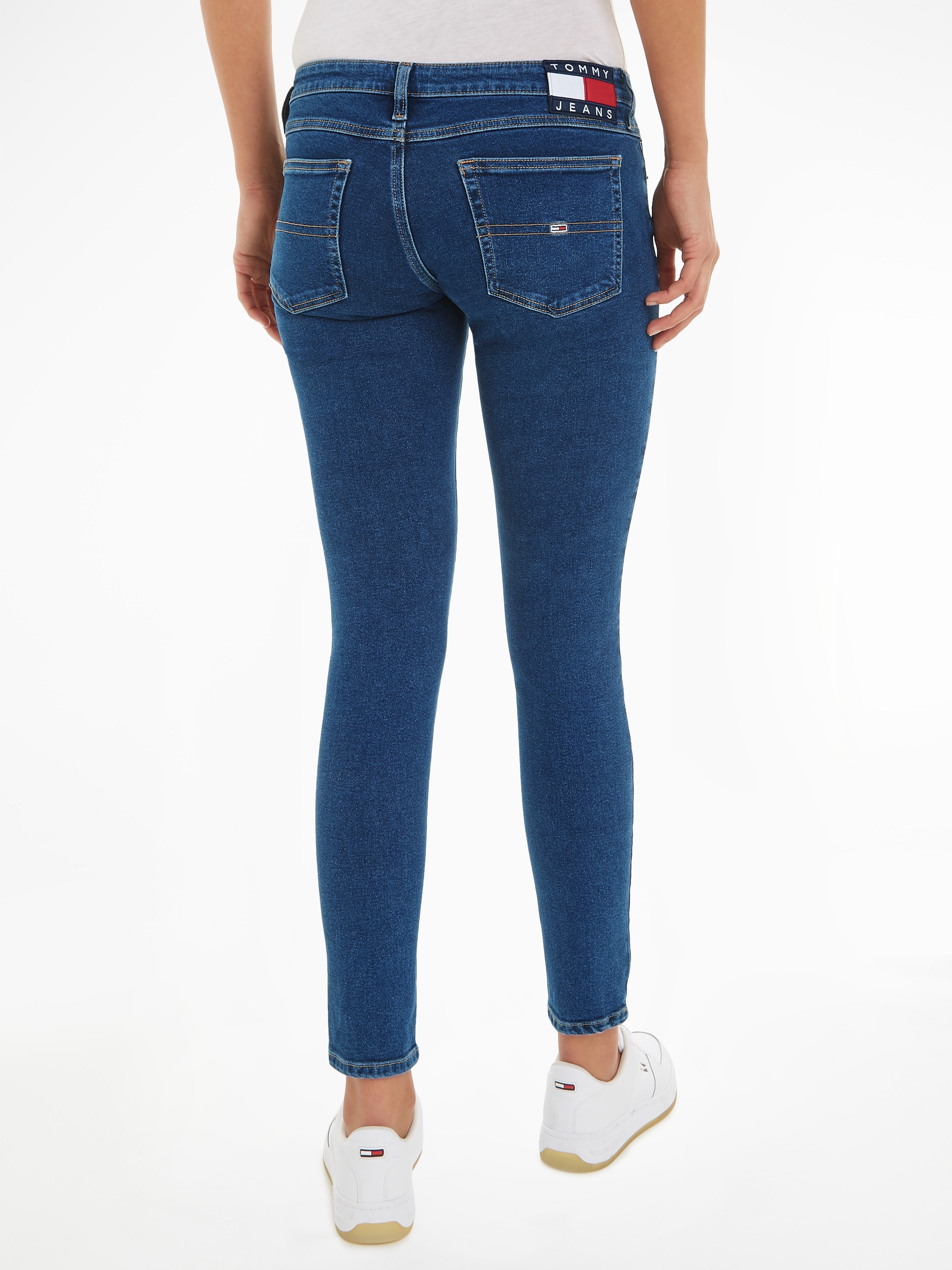 Jeans dezenten BAUR | Labelapplikationen mit Tommy bestellen Skinny-fit-Jeans,