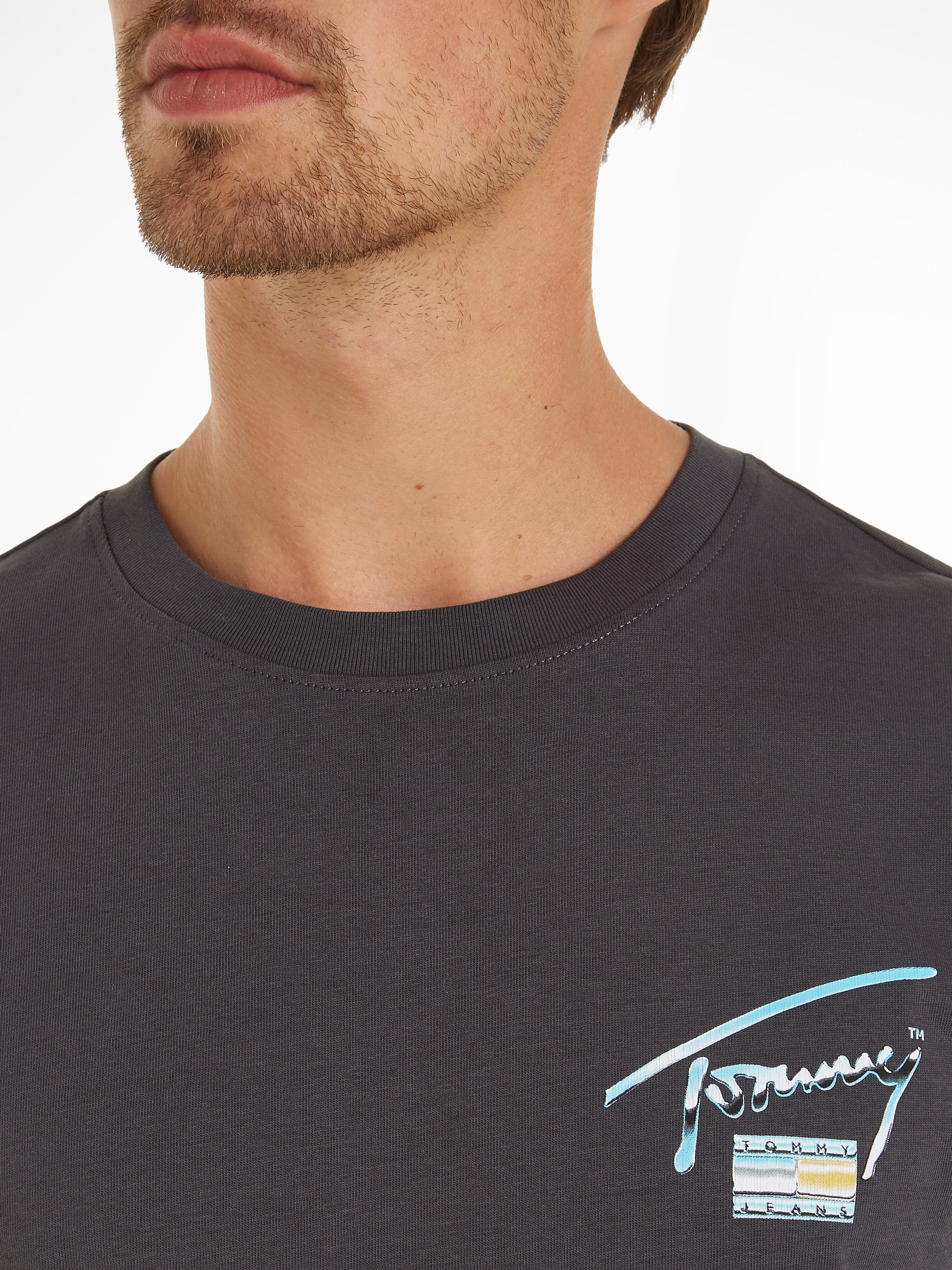 Tommy Jeans T-Shirt »TJM REG METALLIC AOP TEE EXT«, mit großem Tommy Jeans Aufdruck
