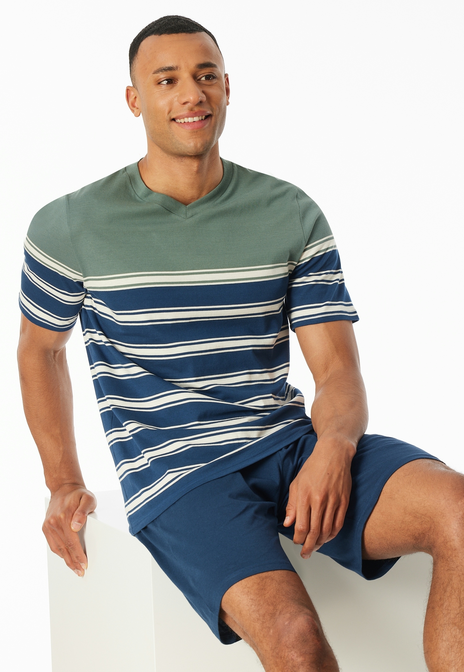 Schiesser Shorty »"Casual Nightwear"«, (2 tlg.), Shirt mit V-Ausschnitt und platzierten Ringeln