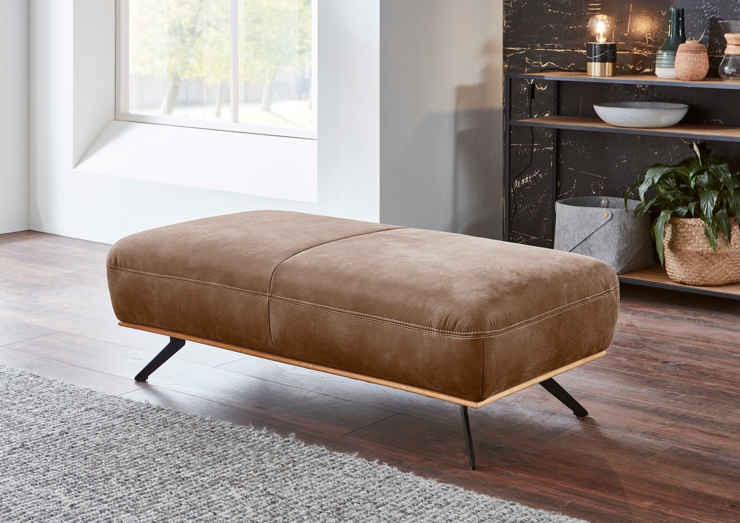 Die PlanBar Hocker »PN-EM18063 Breite 135«, hochwertige Kaltschaumpolsterung, stylische Metallfüße