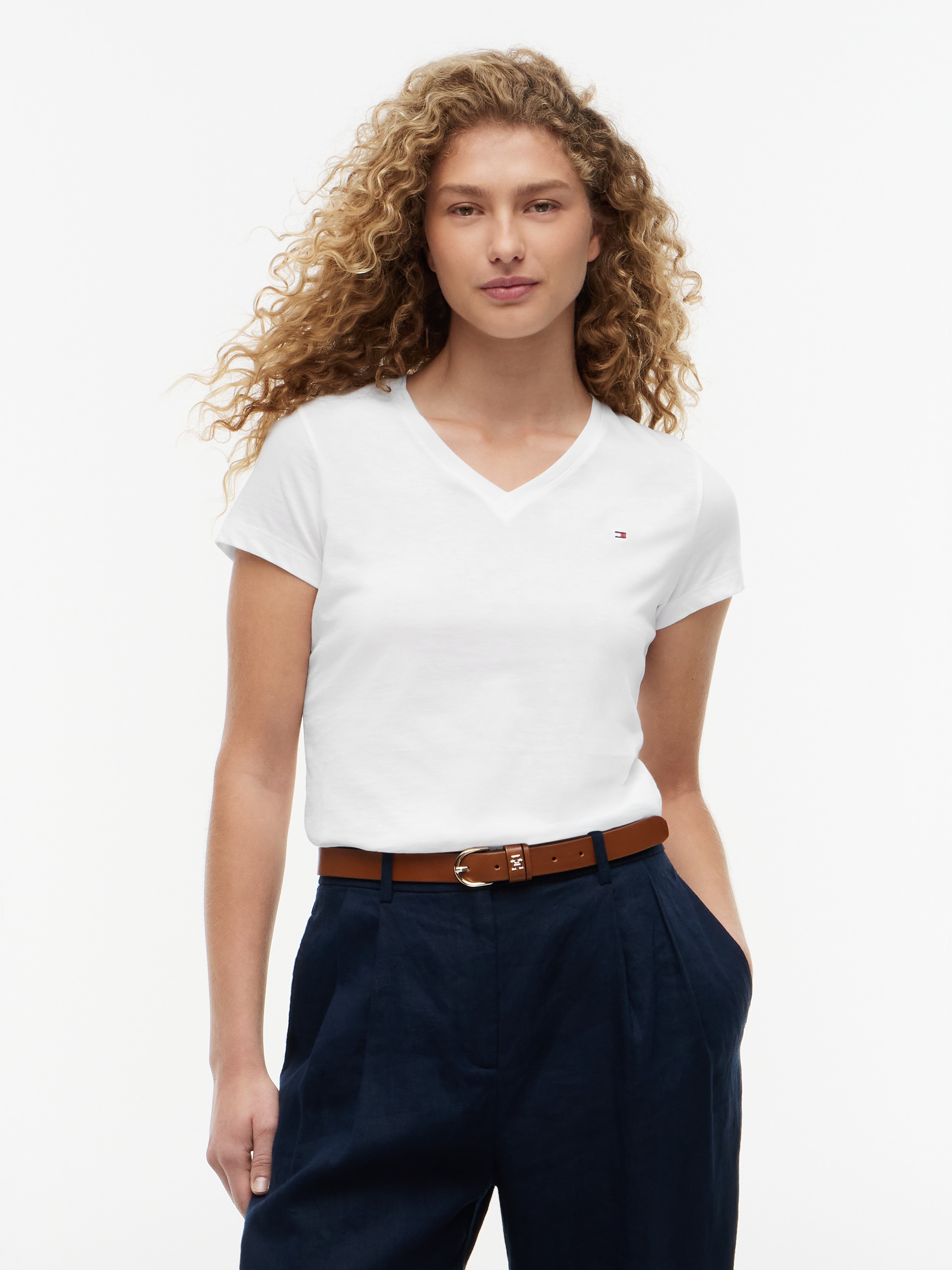 Tommy Hilfiger T-Shirt "HERITAGE V-NK TEE" mit Tommy Hilfiger Logo-Flag auf der Brust