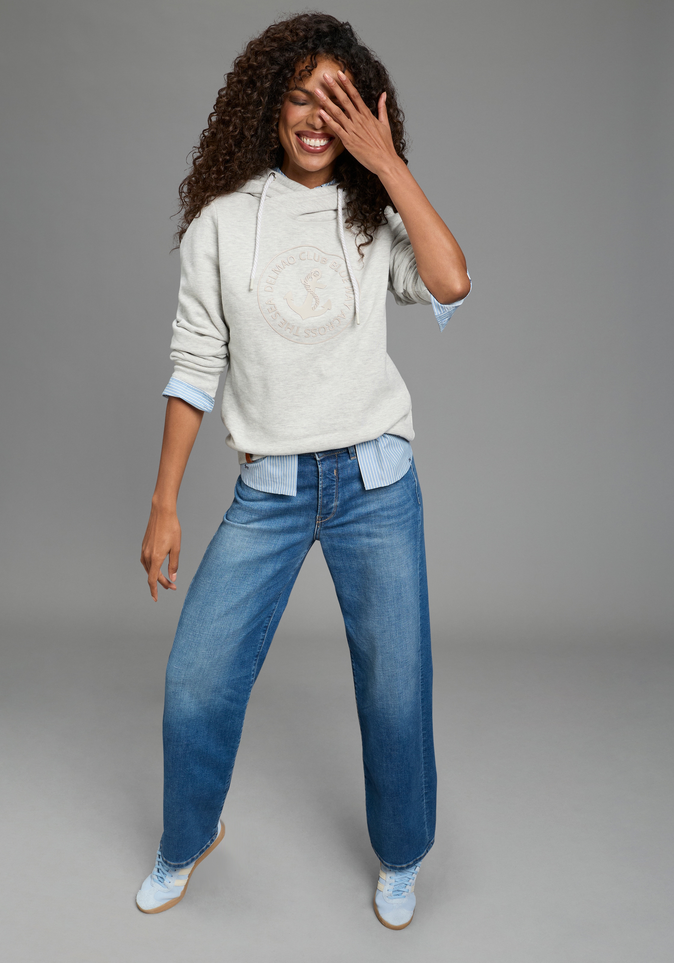 DELMAO Kapuzensweatshirt , Weiche Baumwollmischung mit Print, Kordel und maritimen Details
